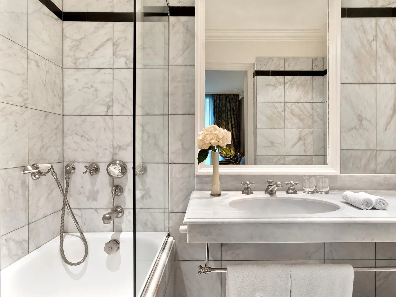 Bathroom in Le Dokhan's Paris Arc de Triomphe, a Tribute Portfolio Hotel