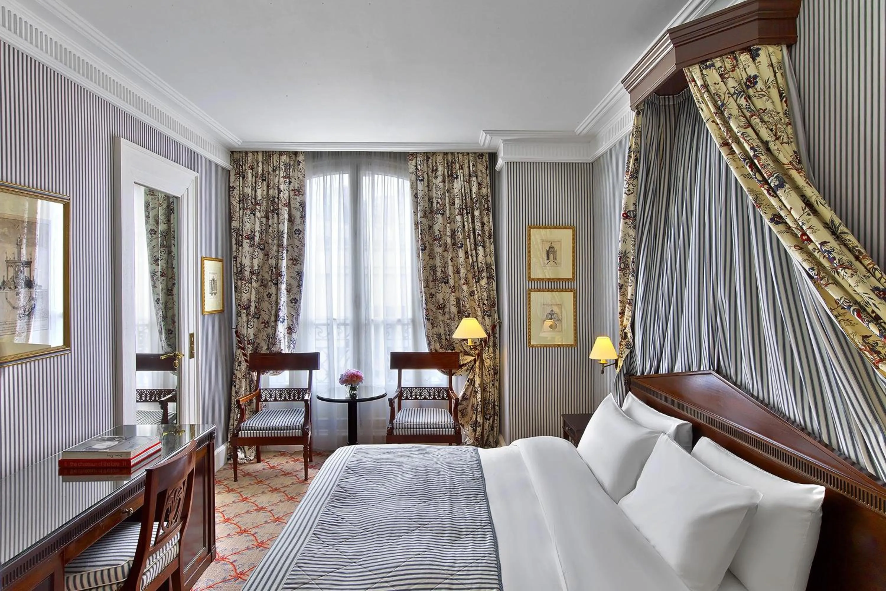 Photo of the whole room, Bed in Le Dokhan's Paris Arc de Triomphe, a Tribute Portfolio Hotel