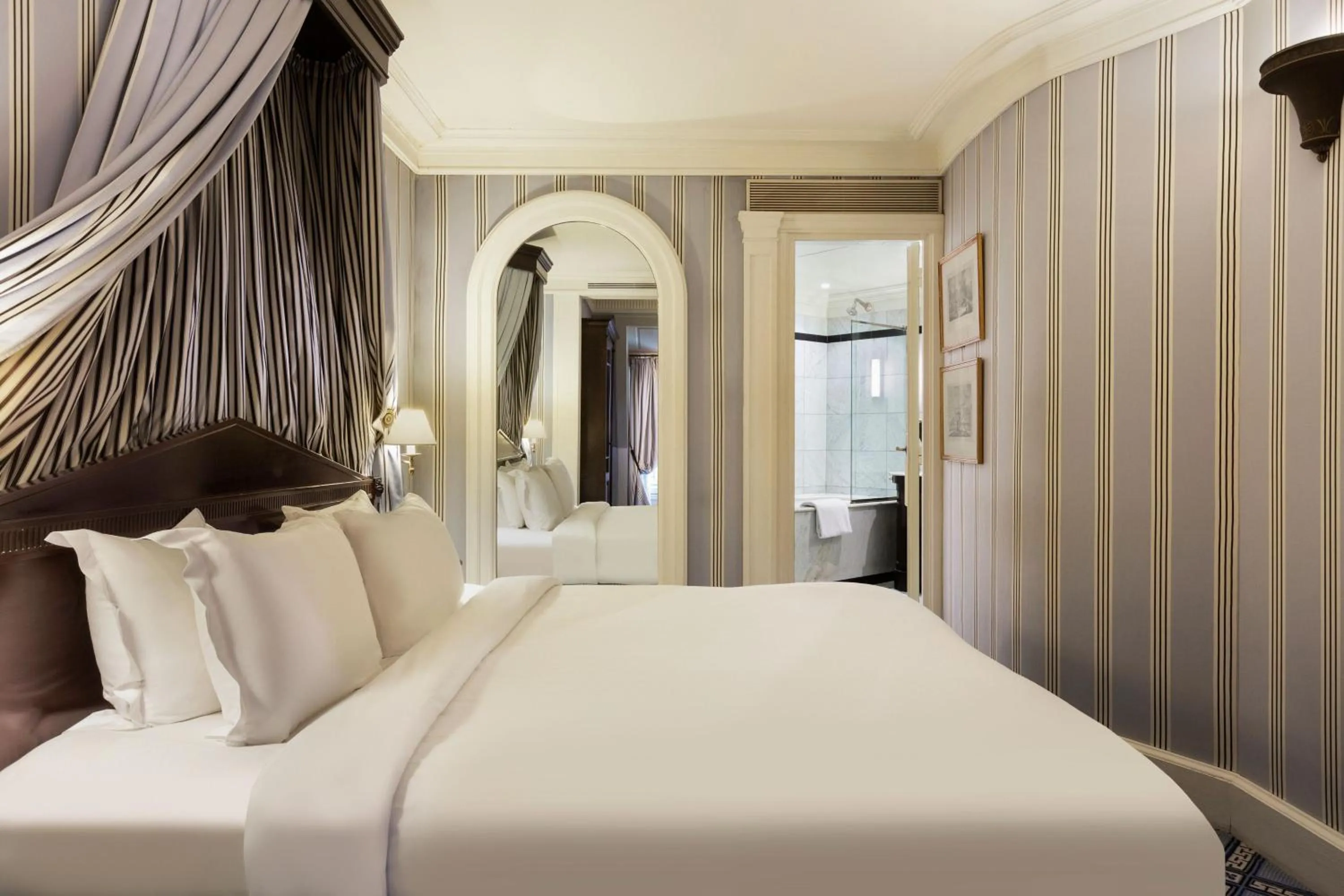 Photo of the whole room, Bed in Le Dokhan's Paris Arc de Triomphe, a Tribute Portfolio Hotel