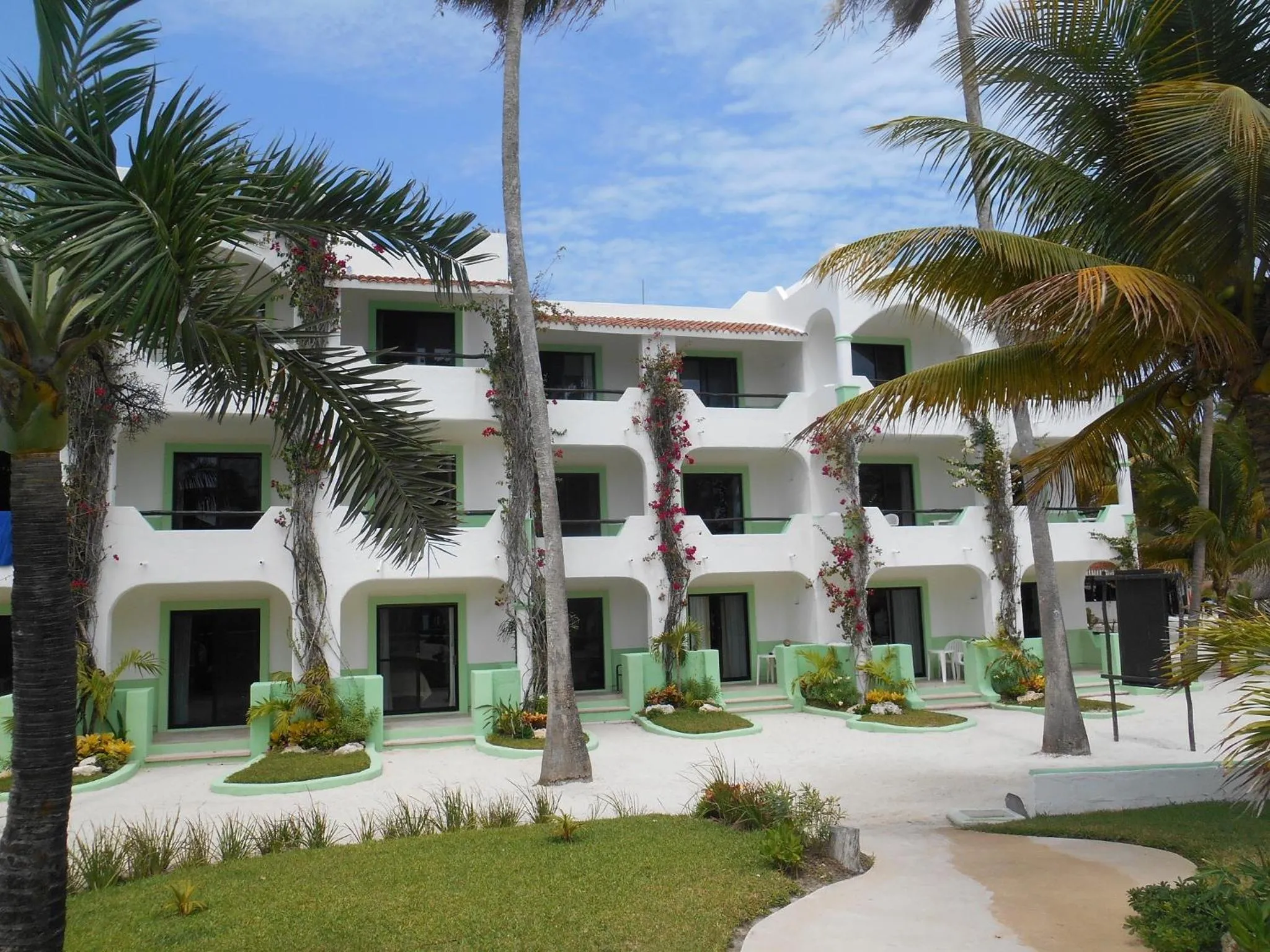 Property building in Hotel Club Akumal Caribe