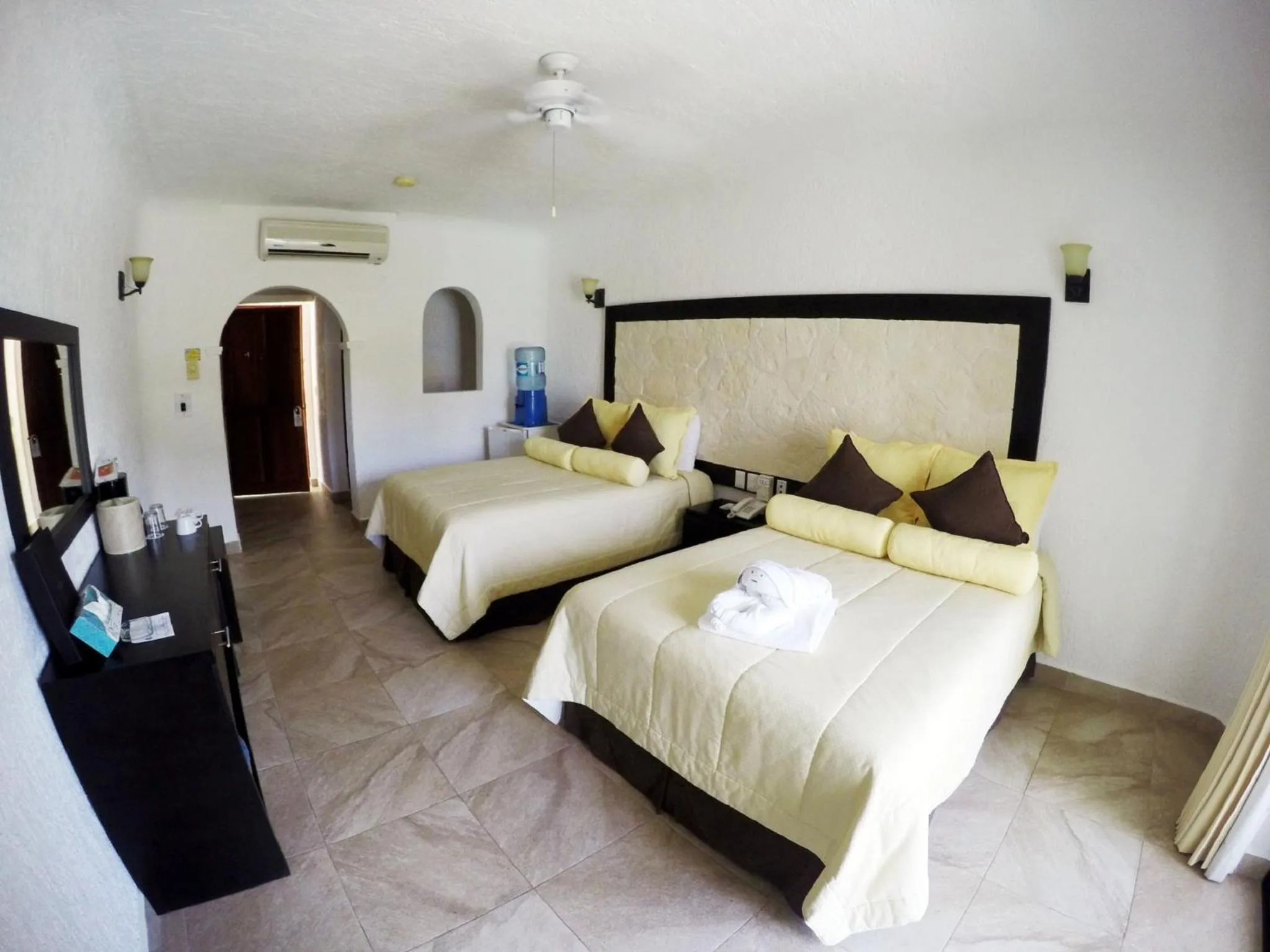 Photo of the whole room, Bed in Hotel Club Akumal Caribe