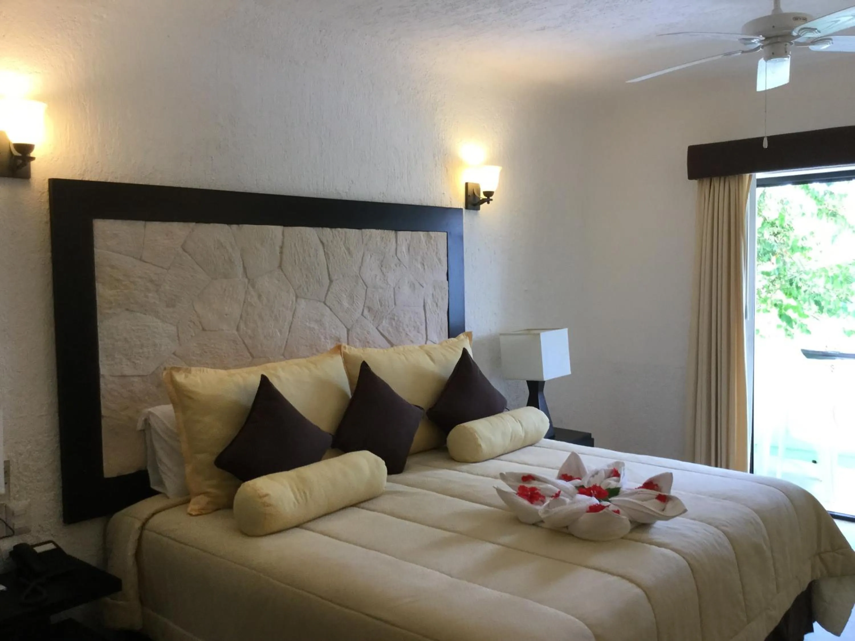 Photo of the whole room, Bed in Hotel Club Akumal Caribe