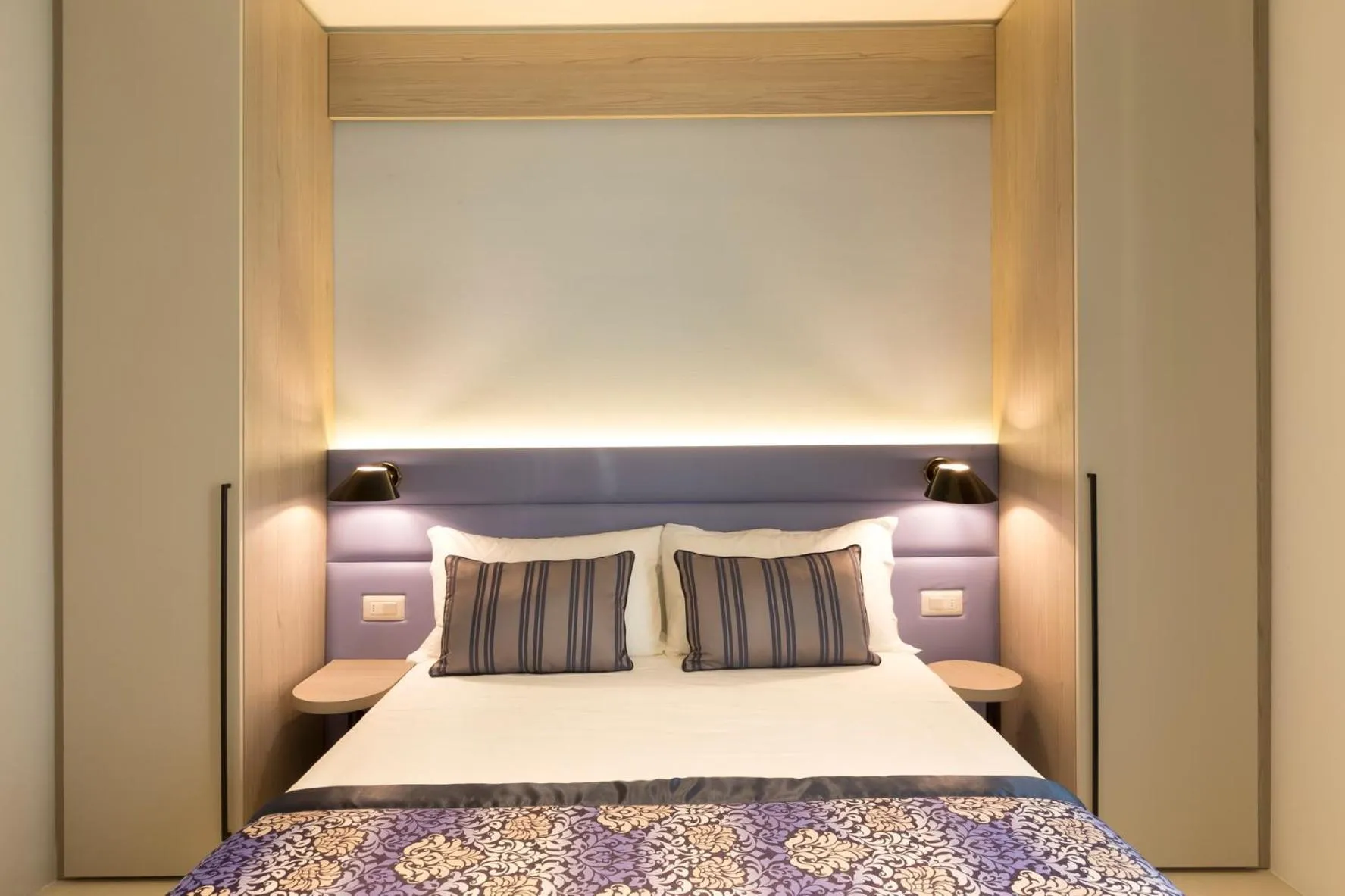 Inner courtyard view, Bed in Hotel Villa Hermosa