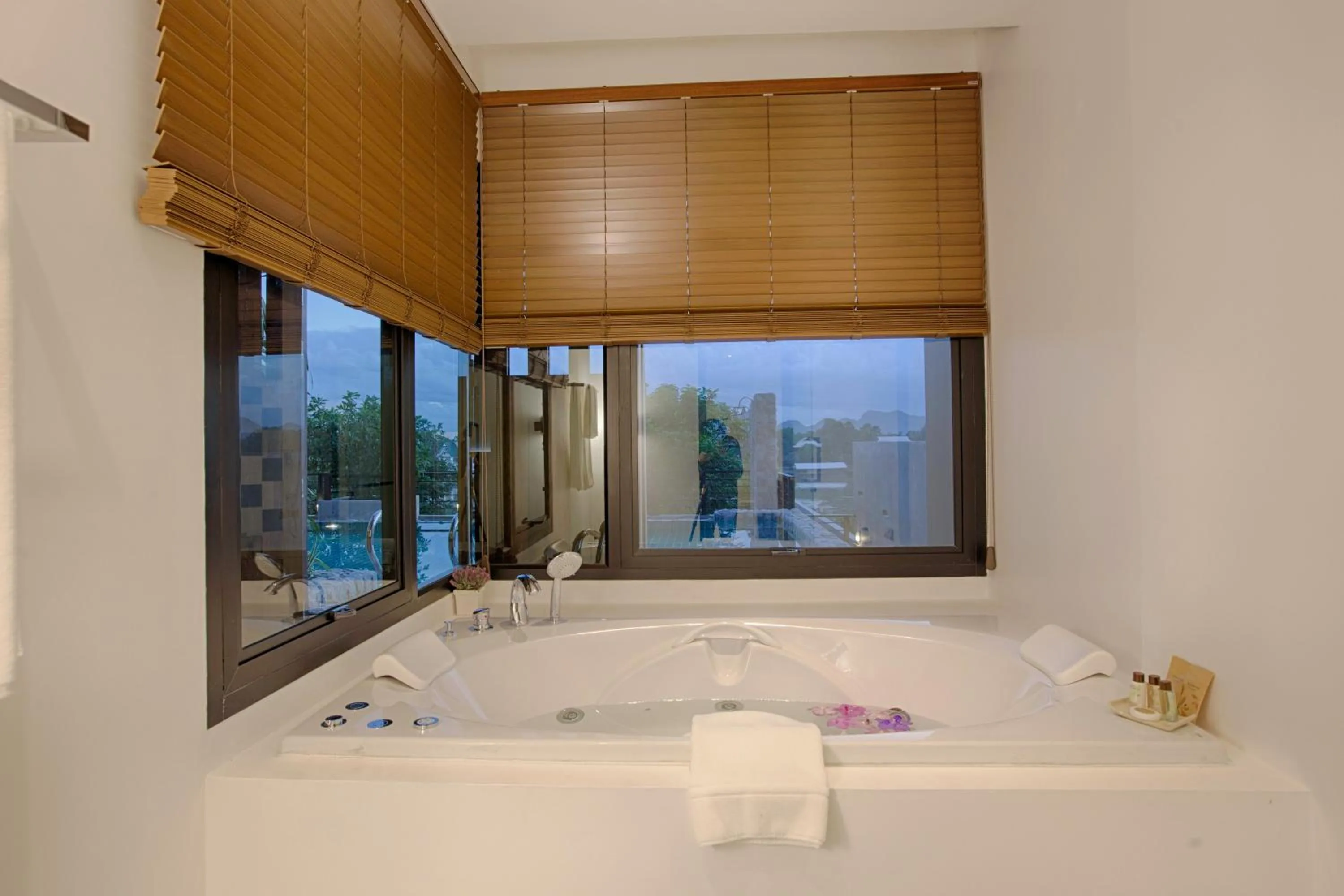 Hot Tub in Natee The Riverfront Hotel Kanchanaburi