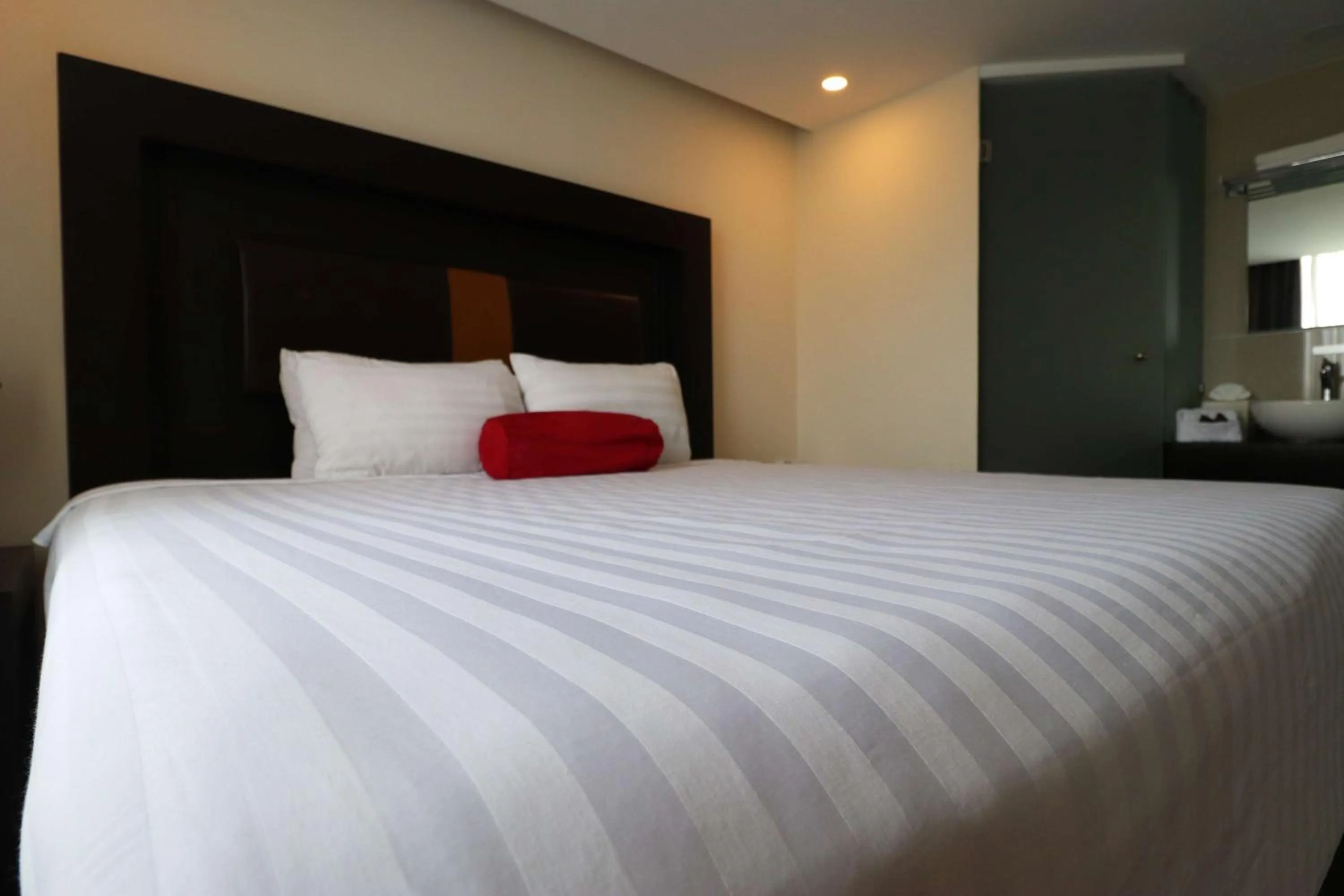 Bedroom, Bed in Best Western Plus Metepec & Suites