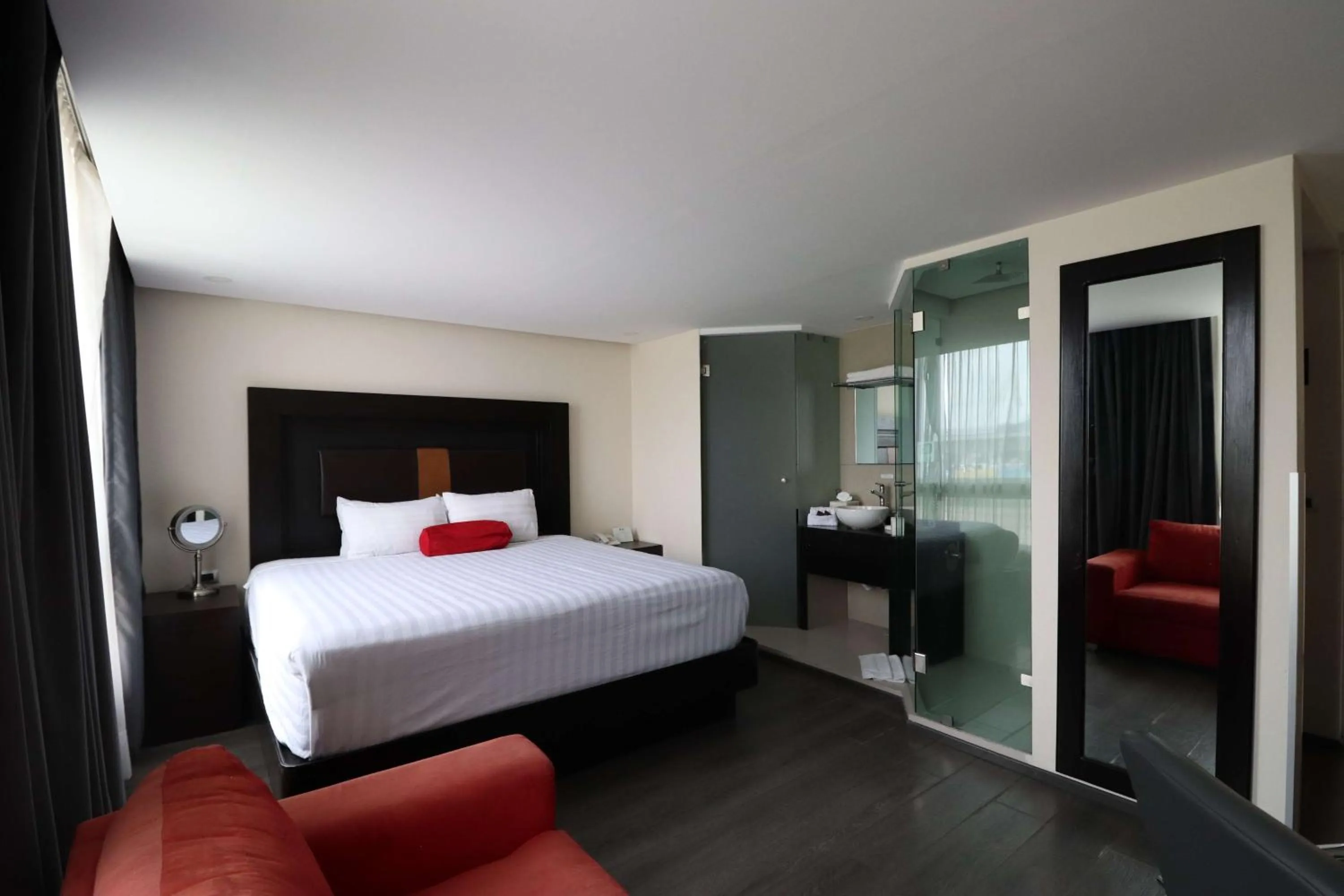 Bedroom, Bed in Best Western Plus Metepec & Suites