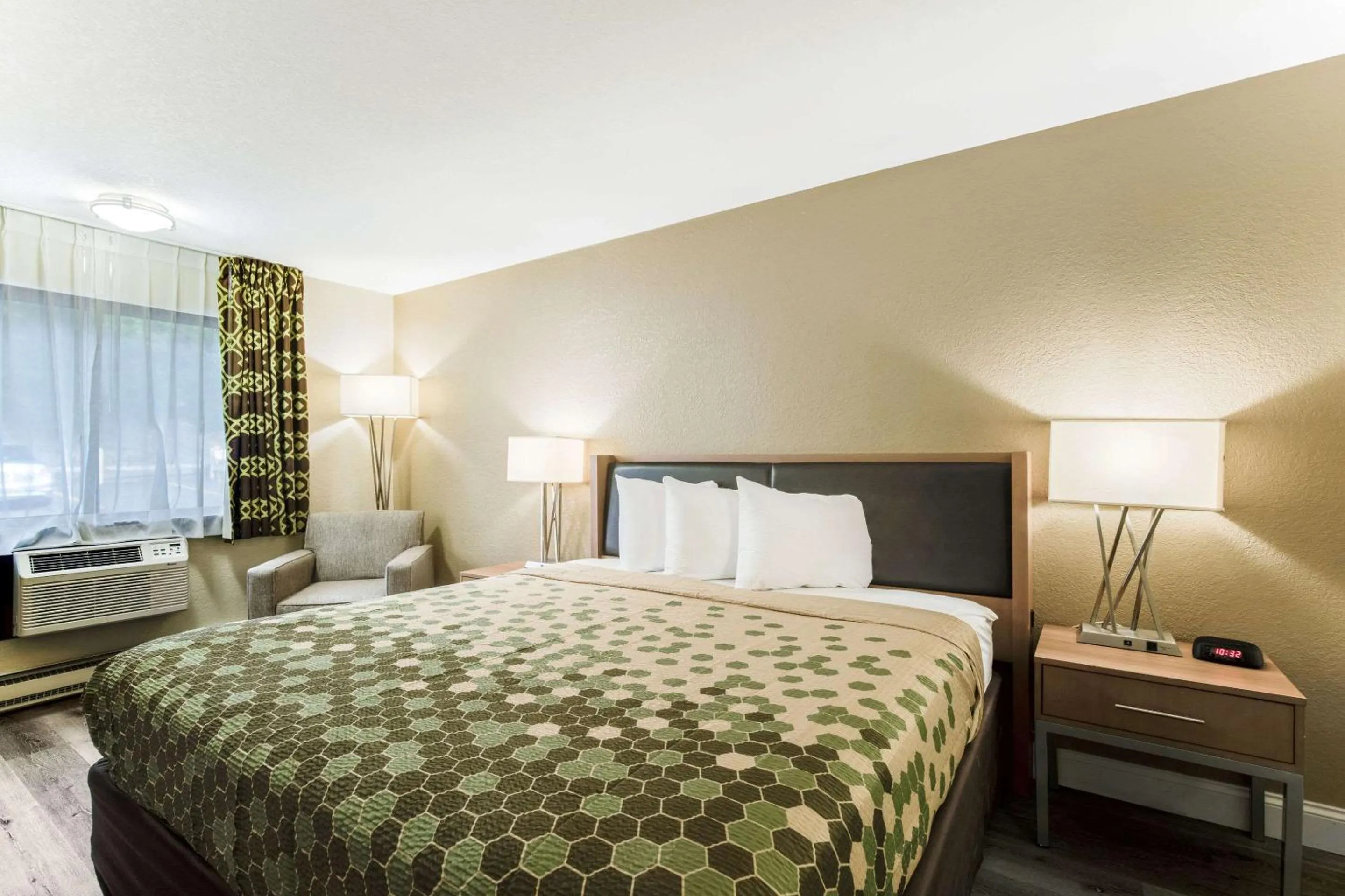 Bedroom, Bed in Econo Lodge Madison East