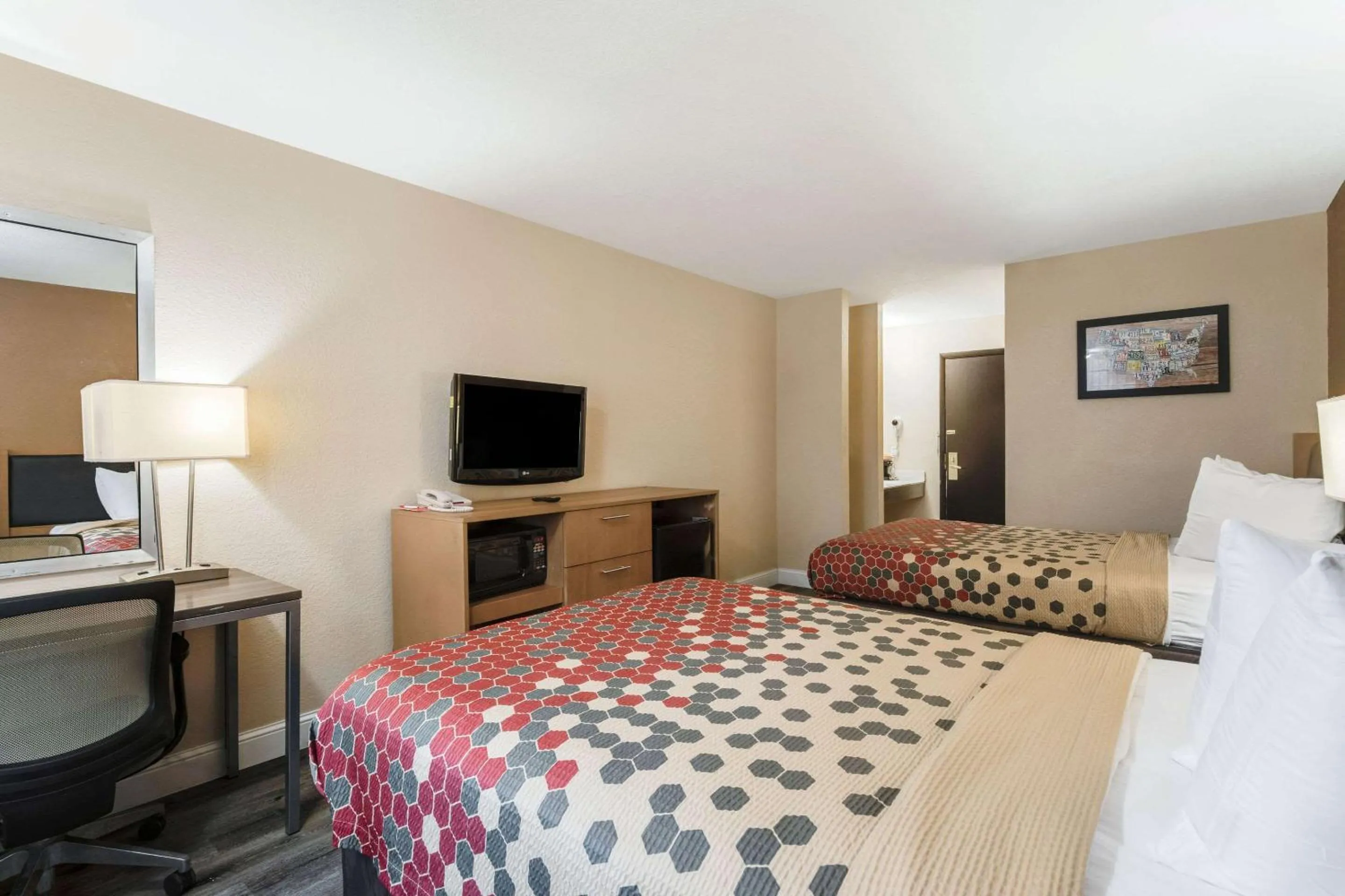 Bedroom, Bed in Econo Lodge Madison East