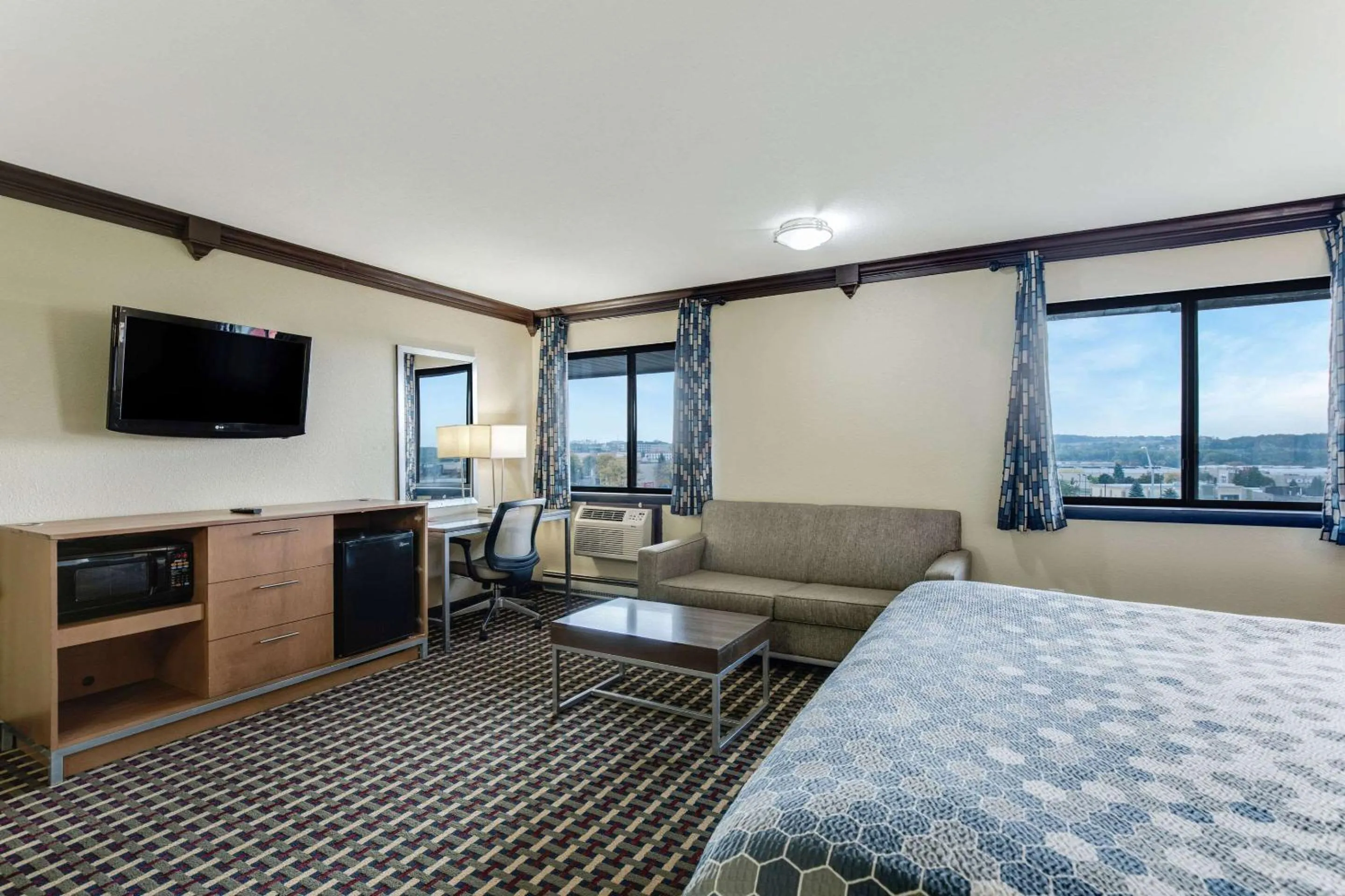 Bedroom, Bed in Econo Lodge Madison East