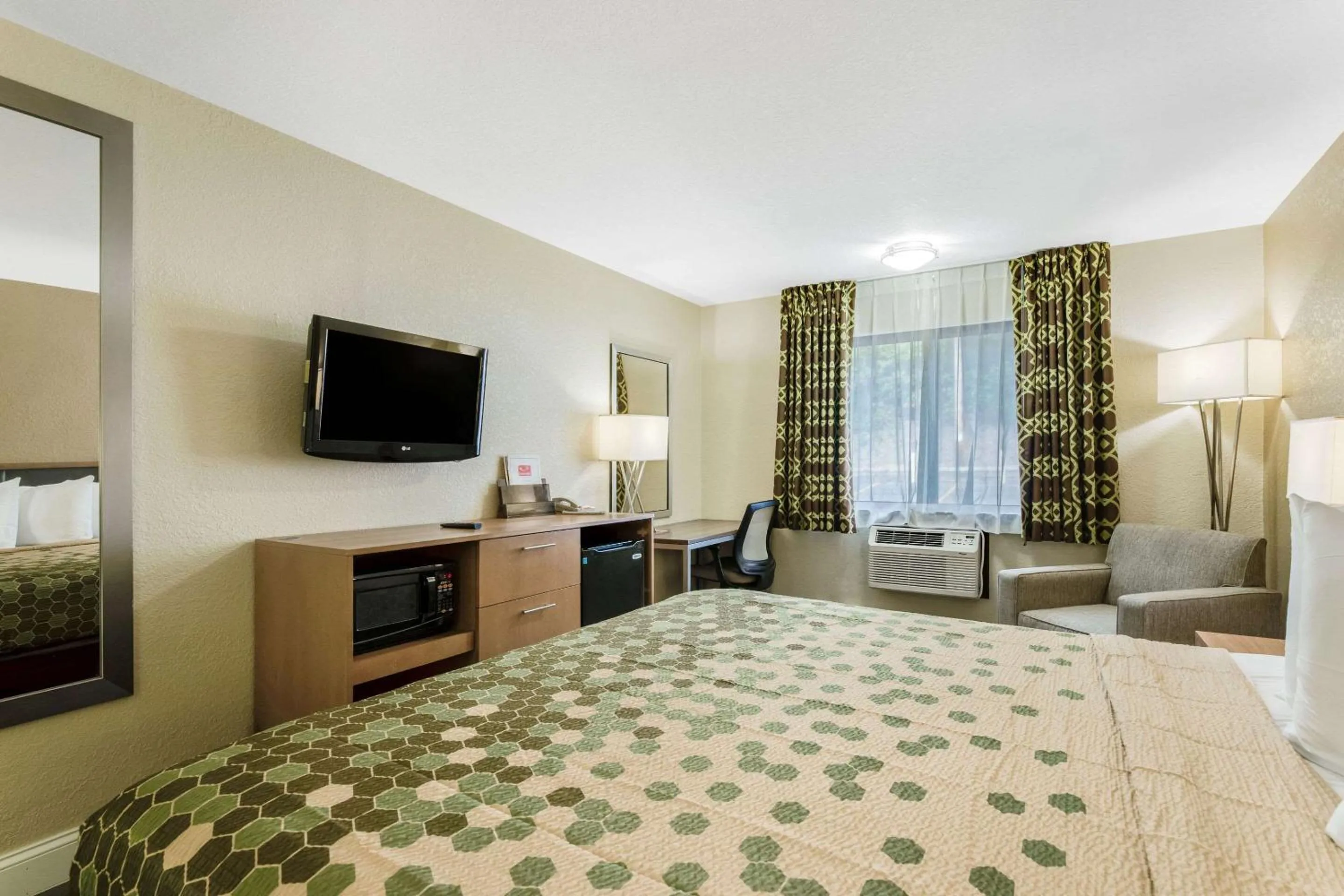 Bedroom, Bed in Econo Lodge Madison East