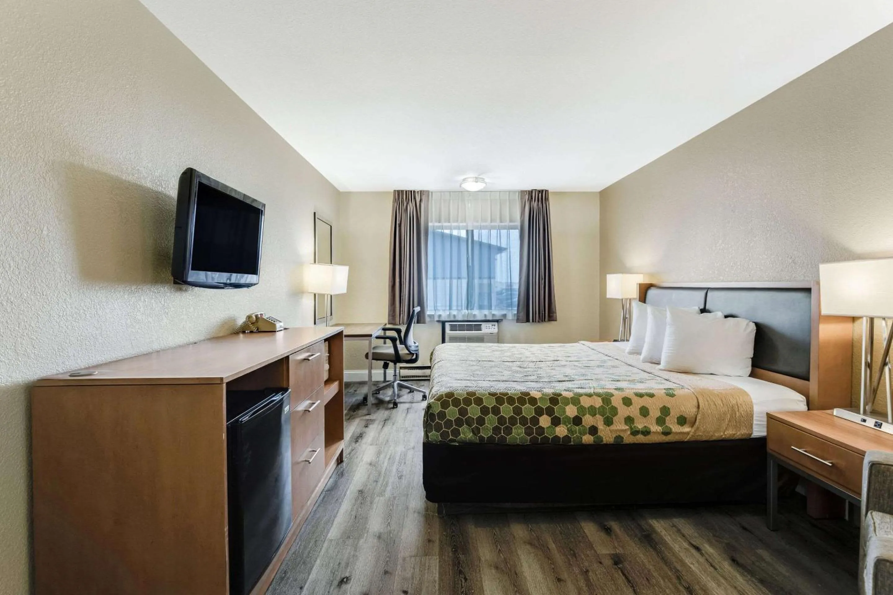 Bedroom, Bed in Econo Lodge Madison East