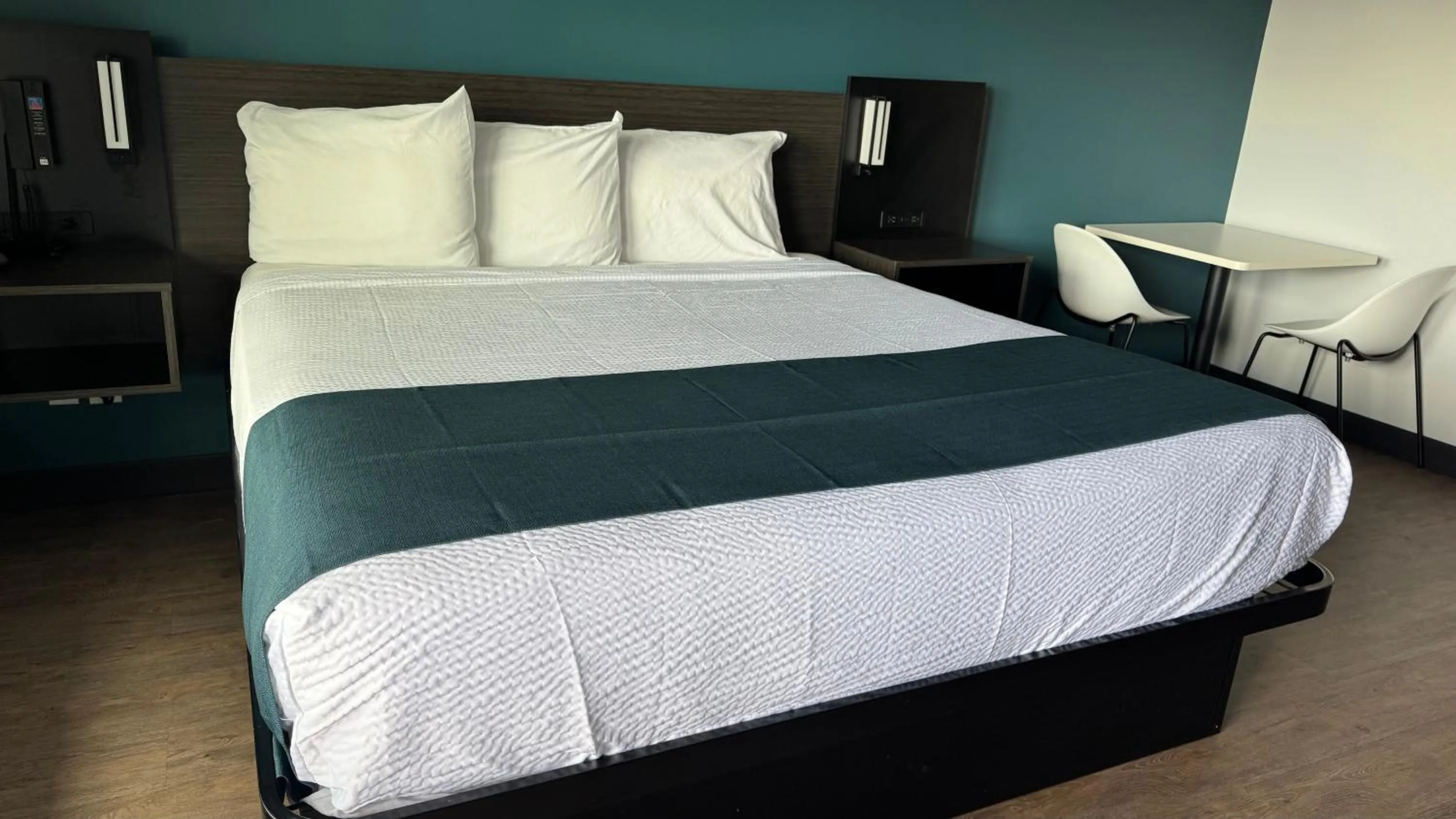 Bedroom, Bed in Studio 6 Corona, CA West