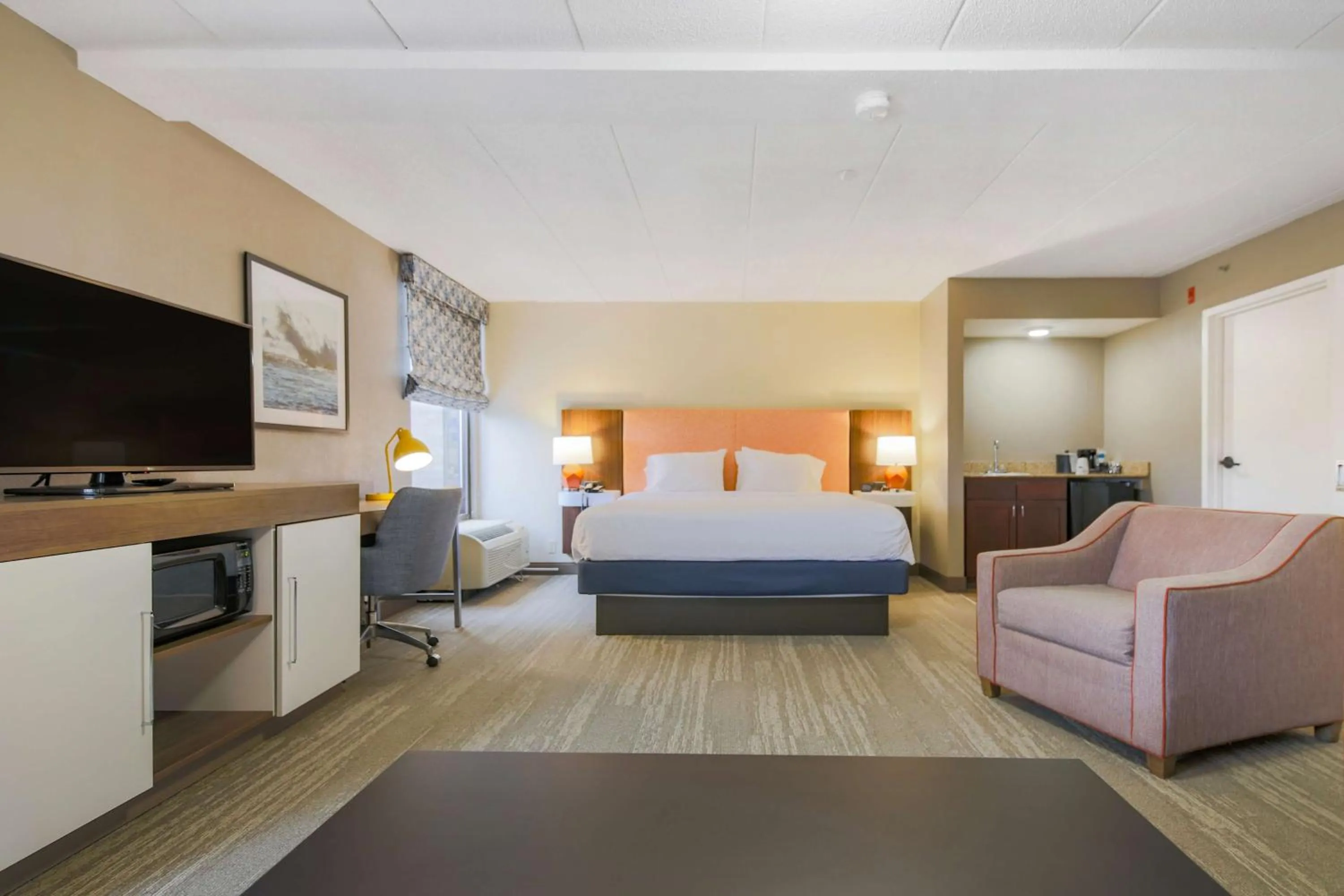 Living room, Bed in Hampton Inn Fall River/Westport