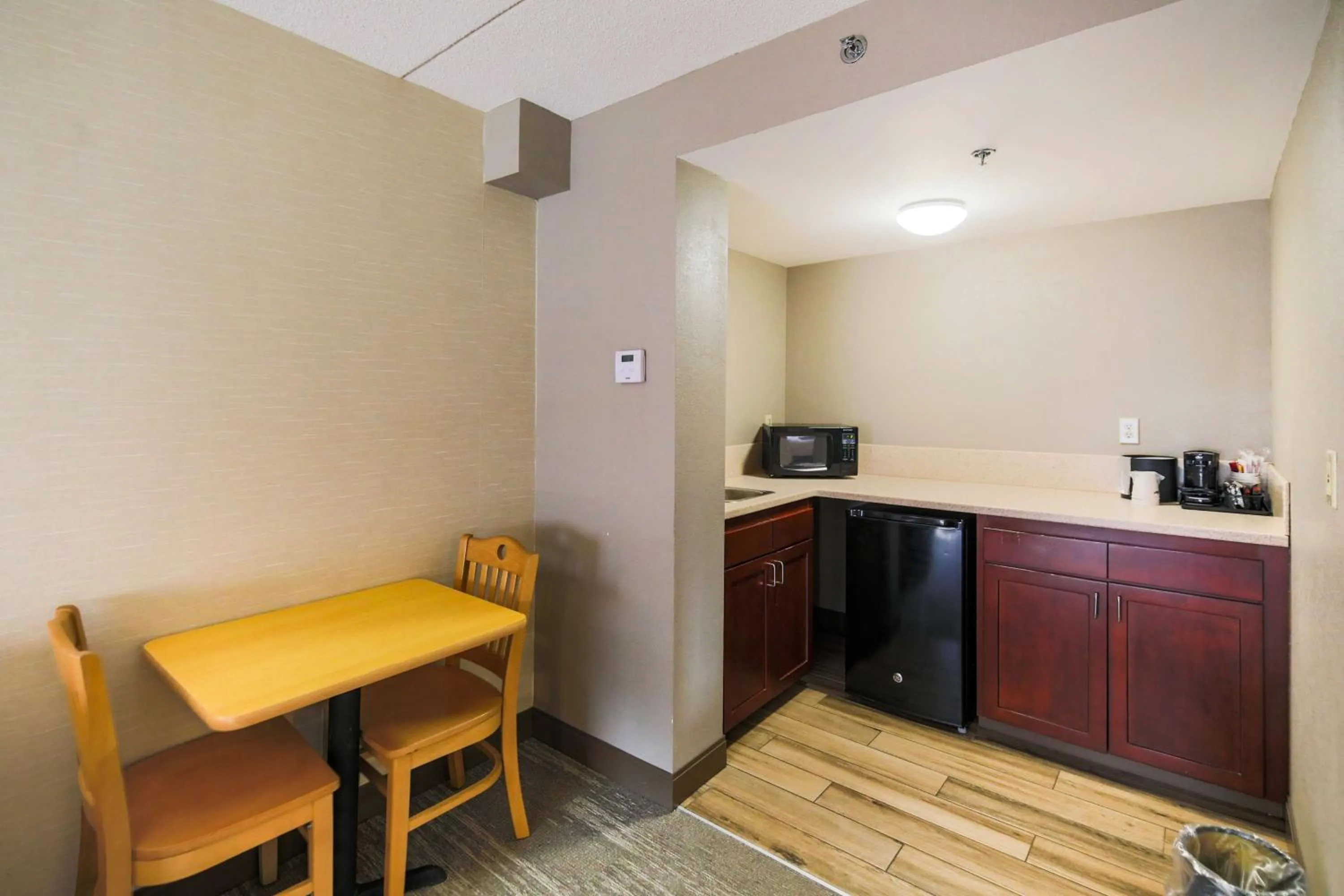 Living room in Hampton Inn Fall River/Westport