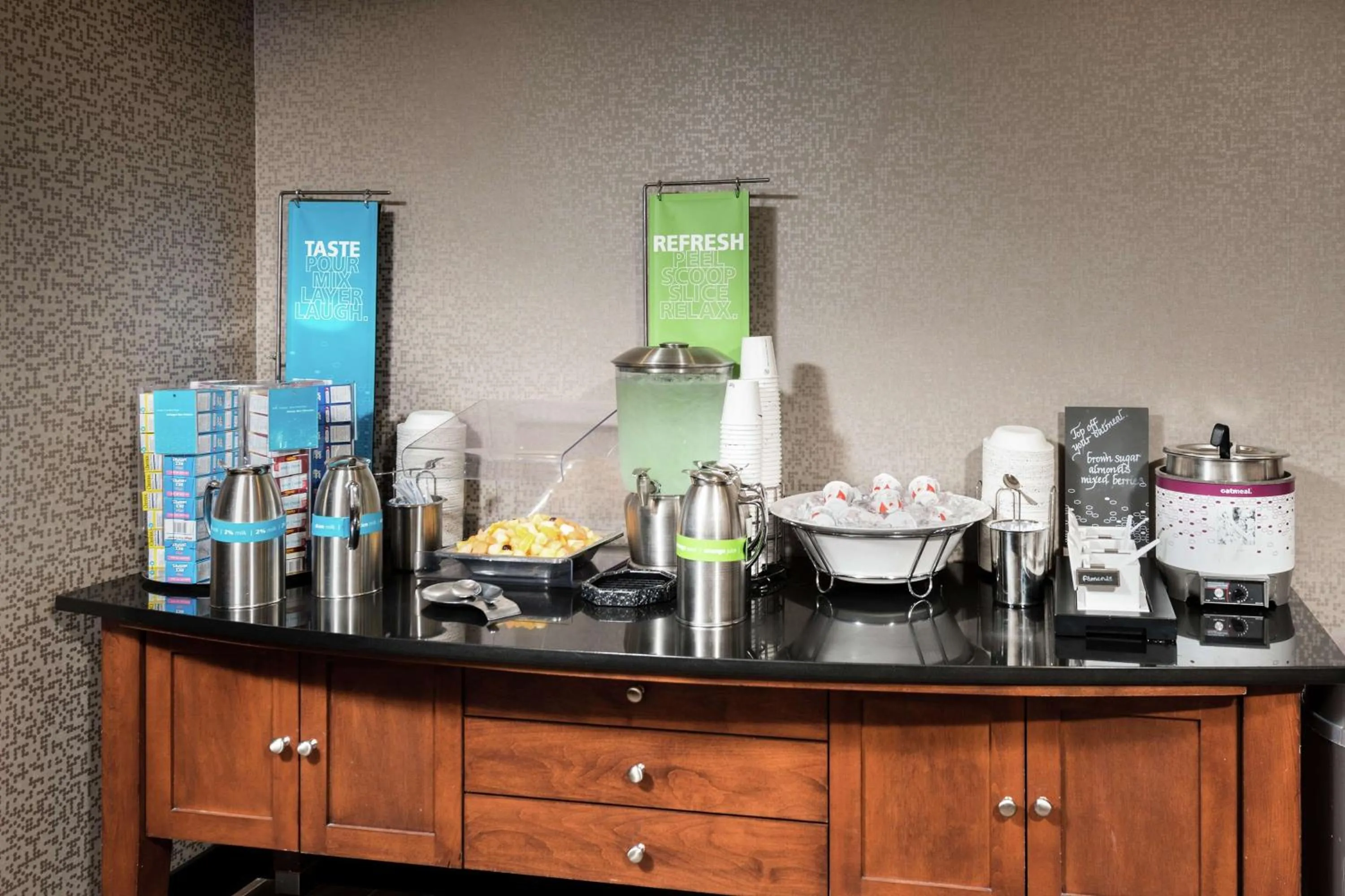 Restaurant/places to eat in Hampton Inn Fall River/Westport