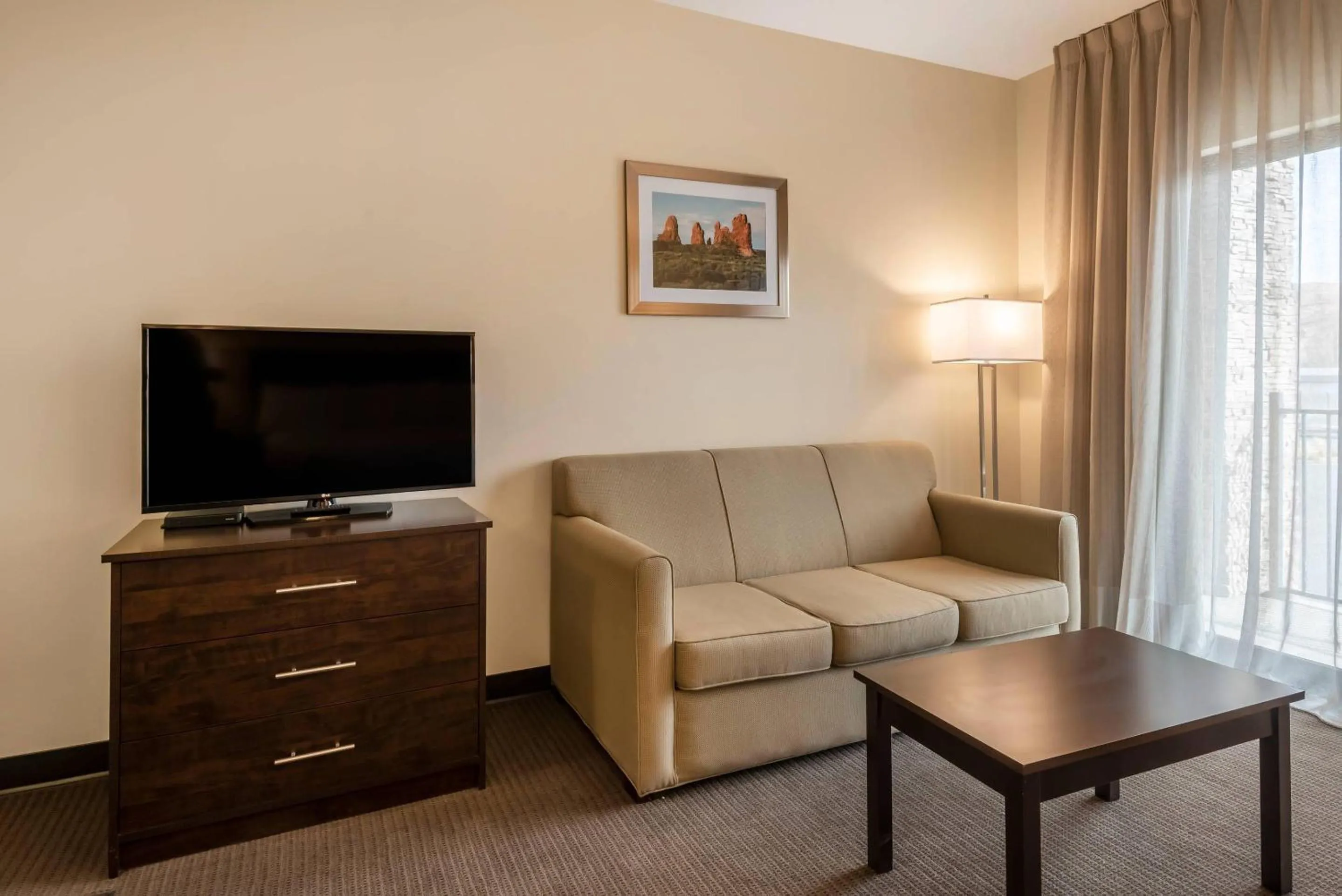 Bedroom in MainStay Suites Moab near Arches National Park