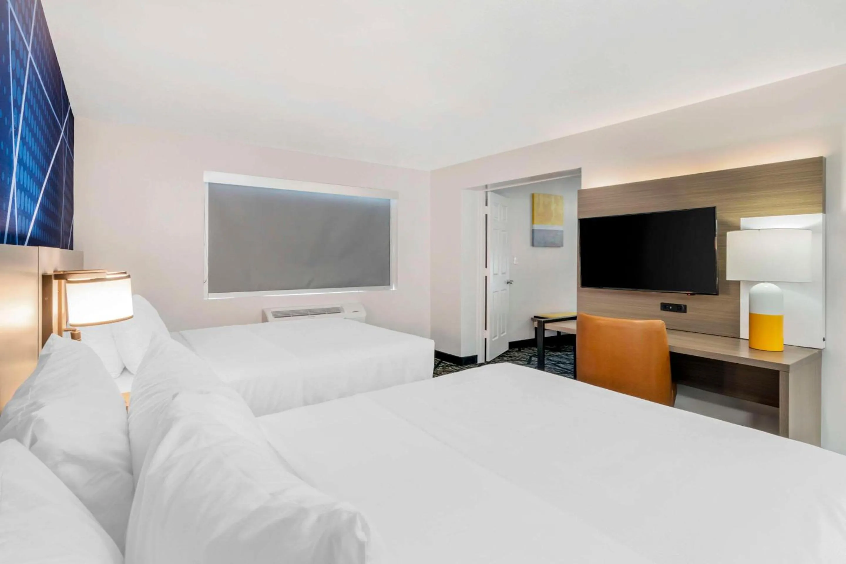 Bedroom in Comfort Inn Kansas City Midtown