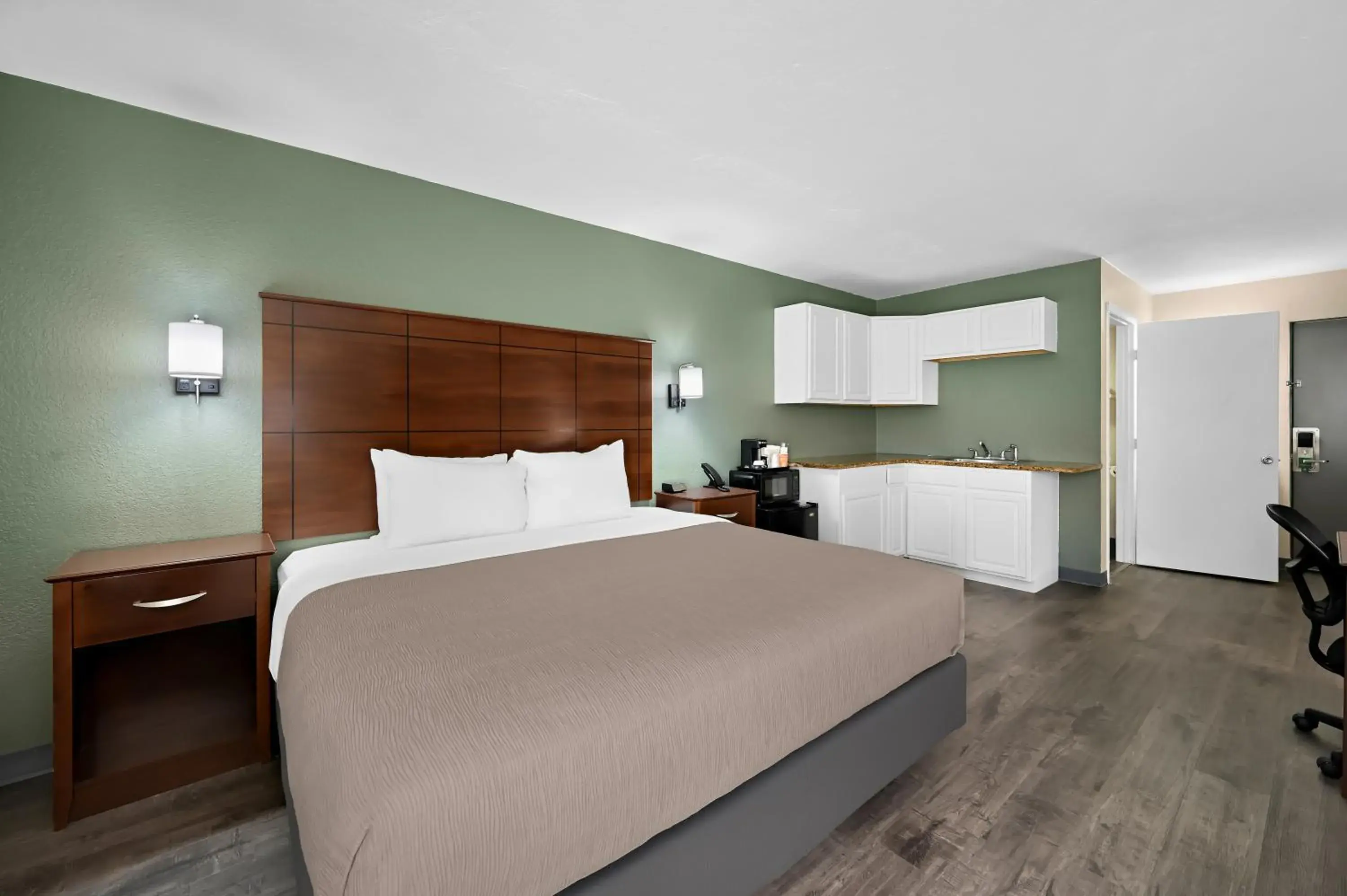 Superior King Suite - Non-Smoking/First Floor in Quality Inn Fort Myers Cape Coral Superior King Suite - Non-Smoking/First Floor in Quality Inn Fort Myers Cape Coral