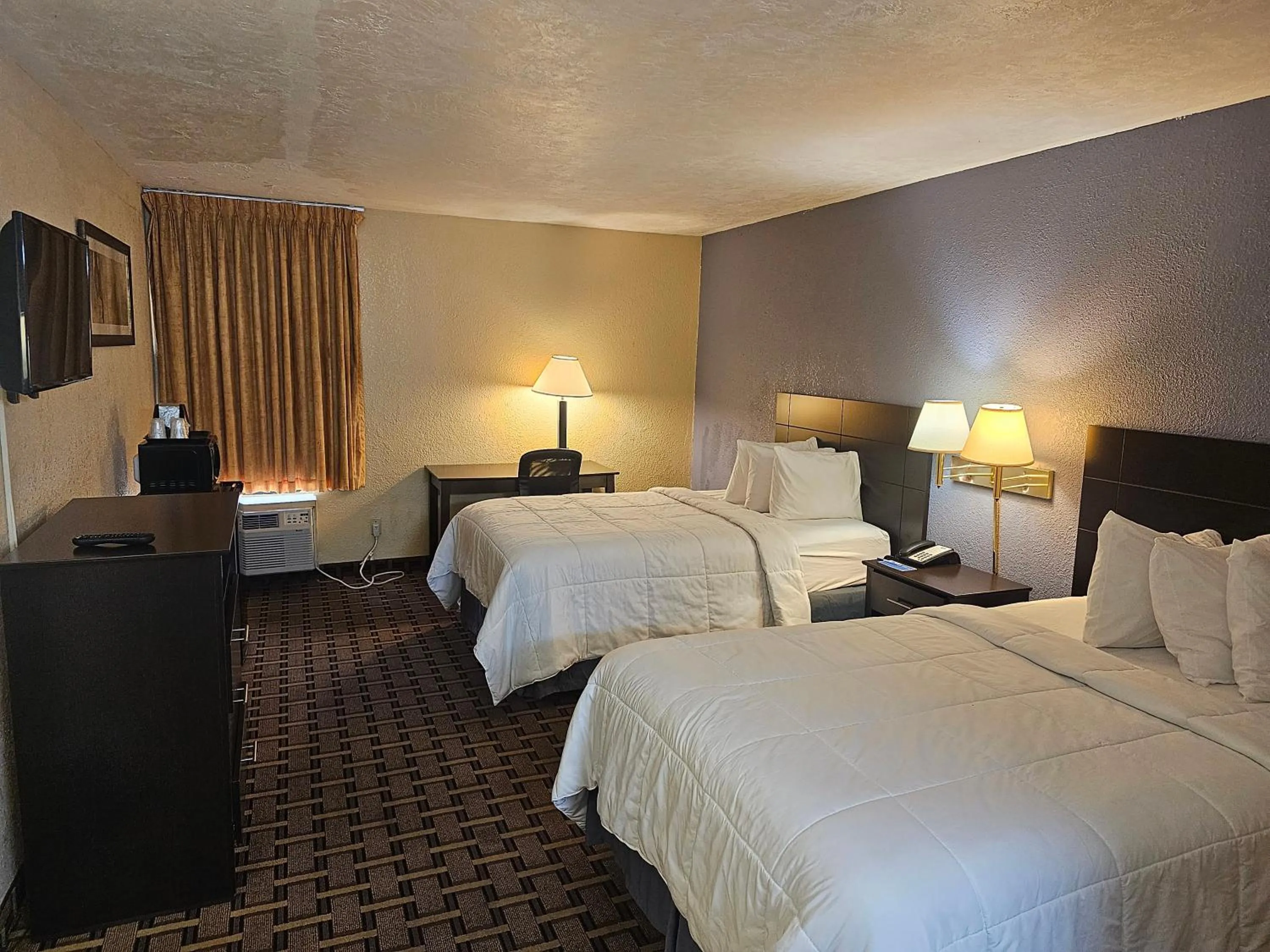 Bed in Travelodge by Wyndham Fort Myers