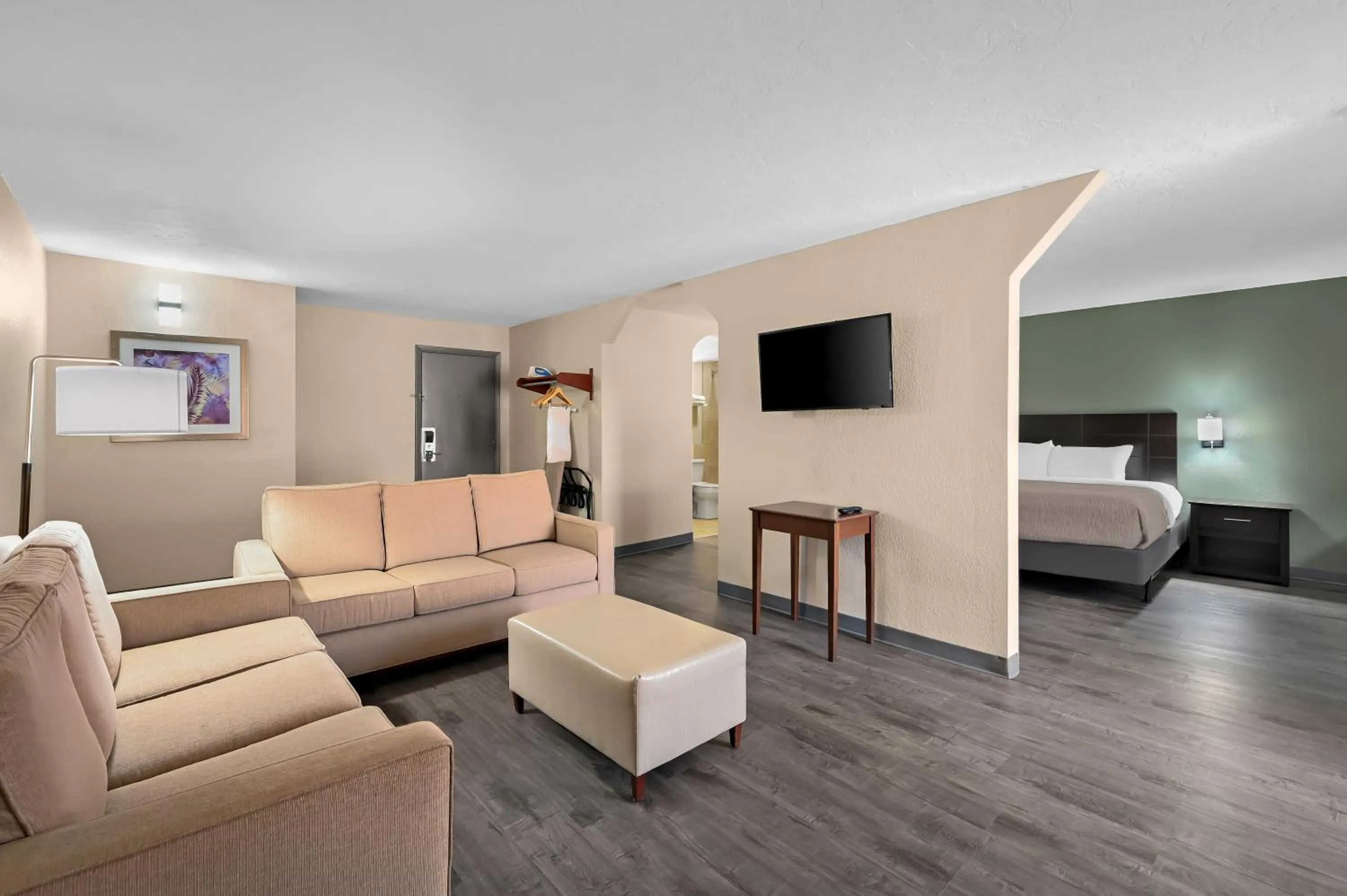 Living room, Bed in Quality Inn Fort Myers Cape Coral