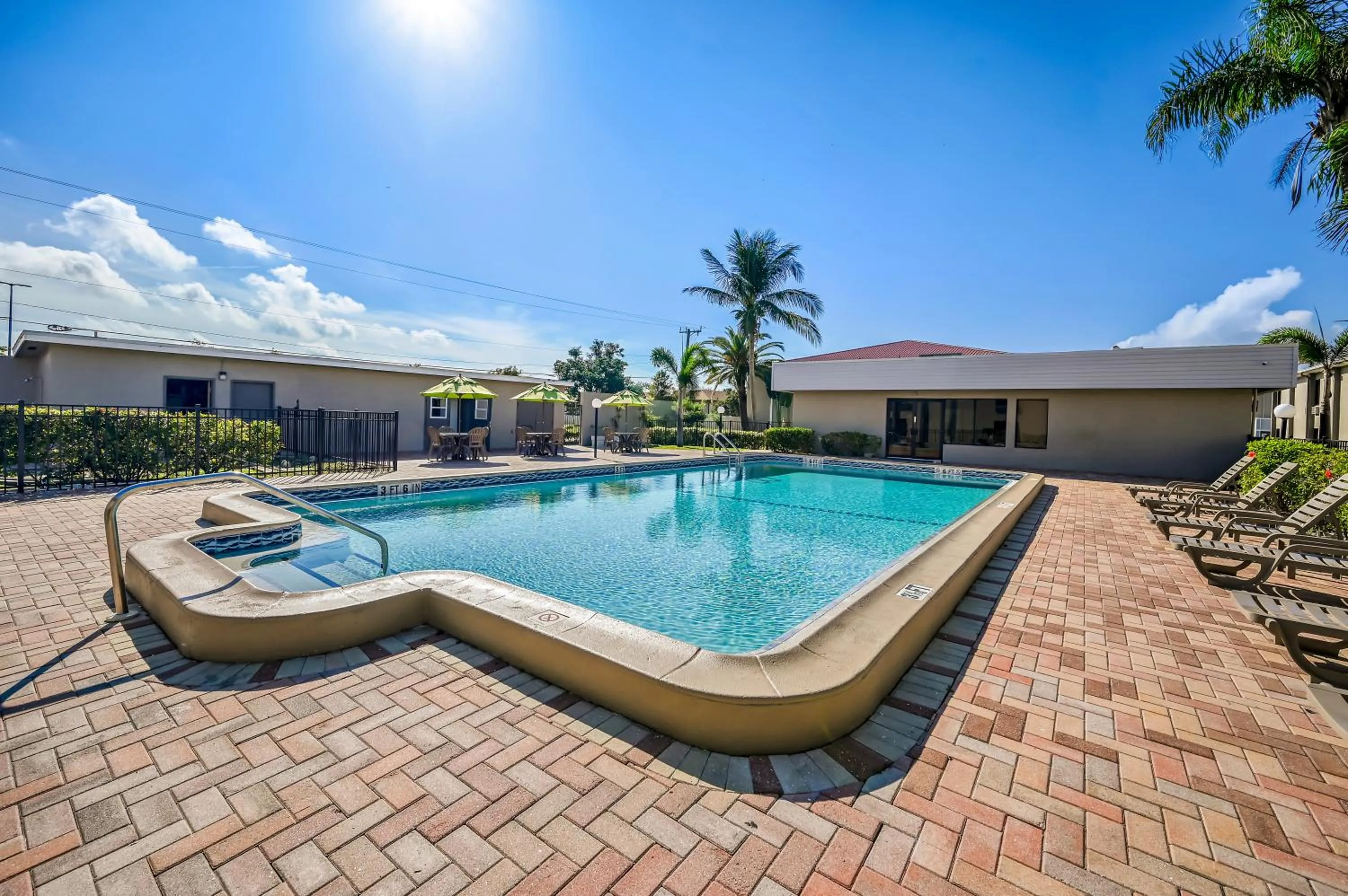 Swimming pool in Quality Inn Fort Myers Cape Coral