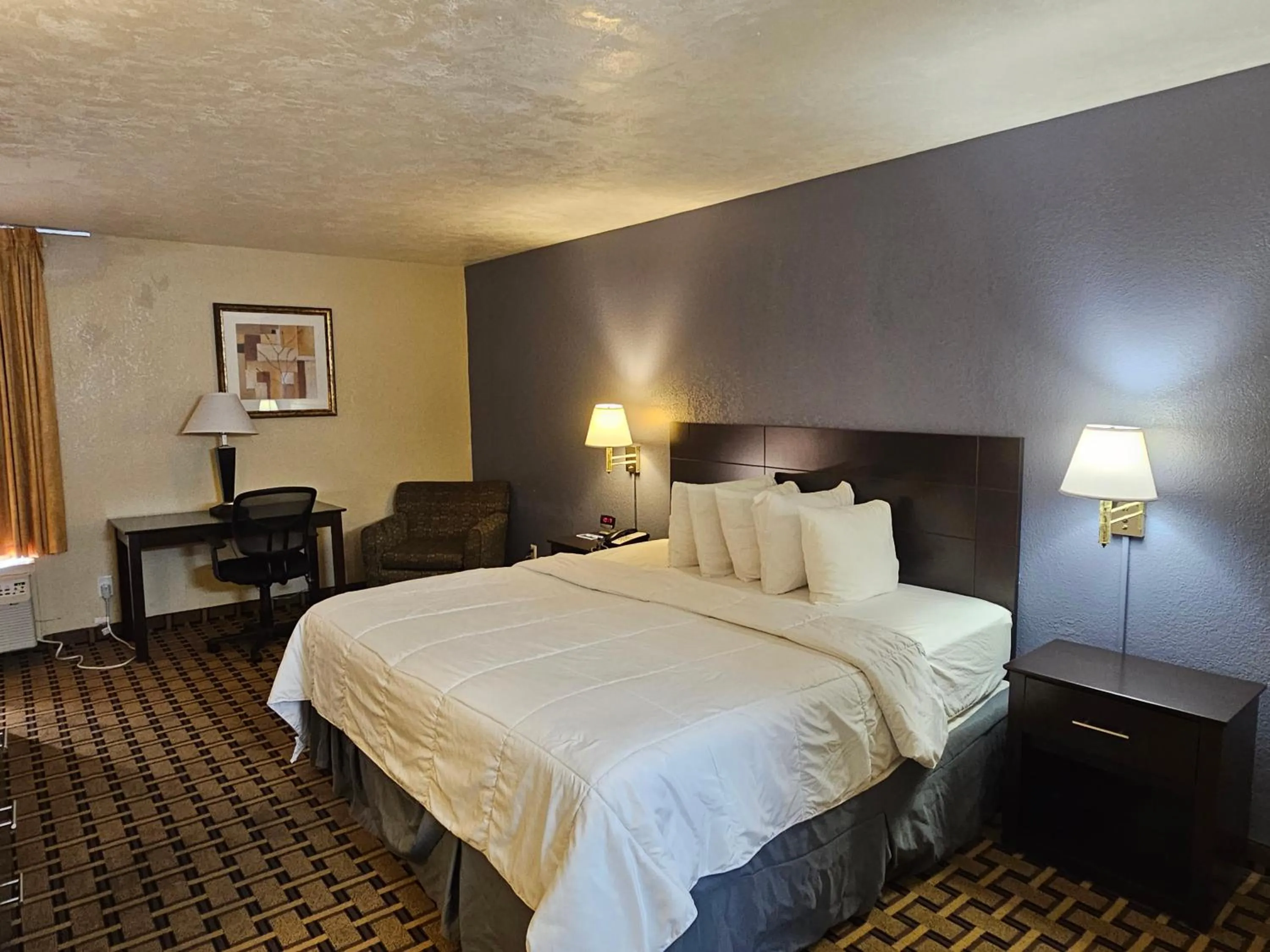 Bed in Travelodge by Wyndham Fort Myers