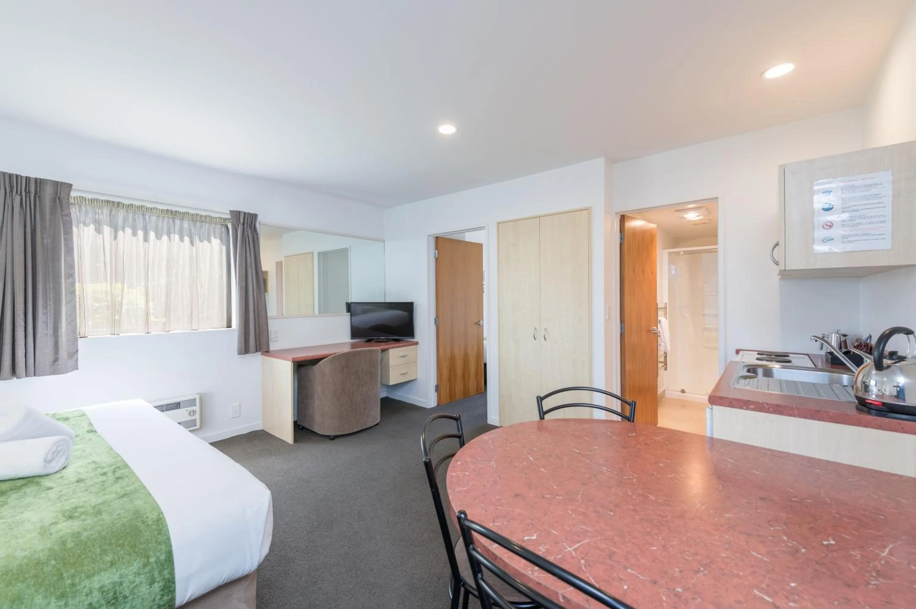 Kitchen or kitchenette, Bed in Bella Vista Nelson