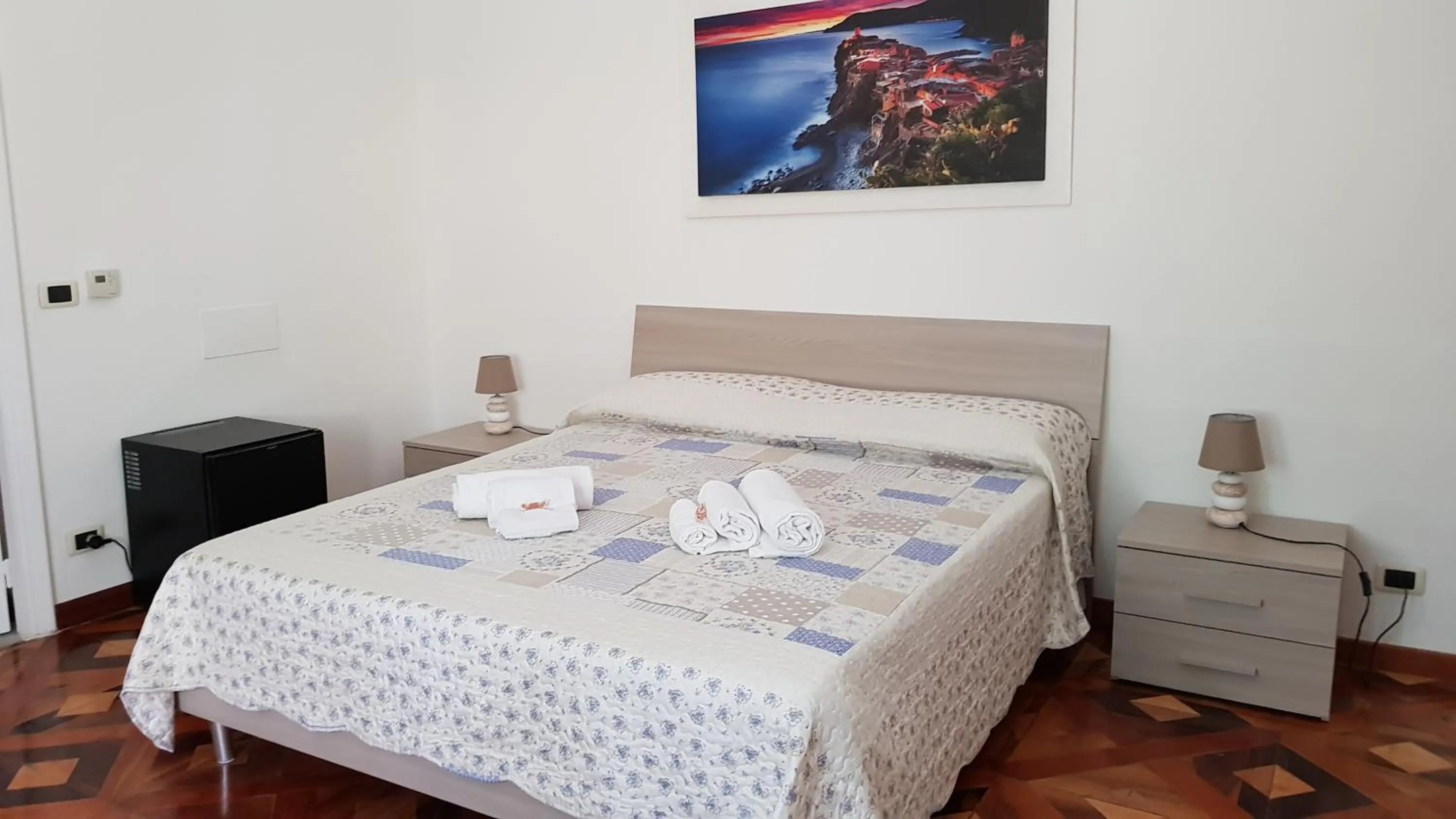 Shower, Bed in Il Giardino dei Limoni Room & Apartments