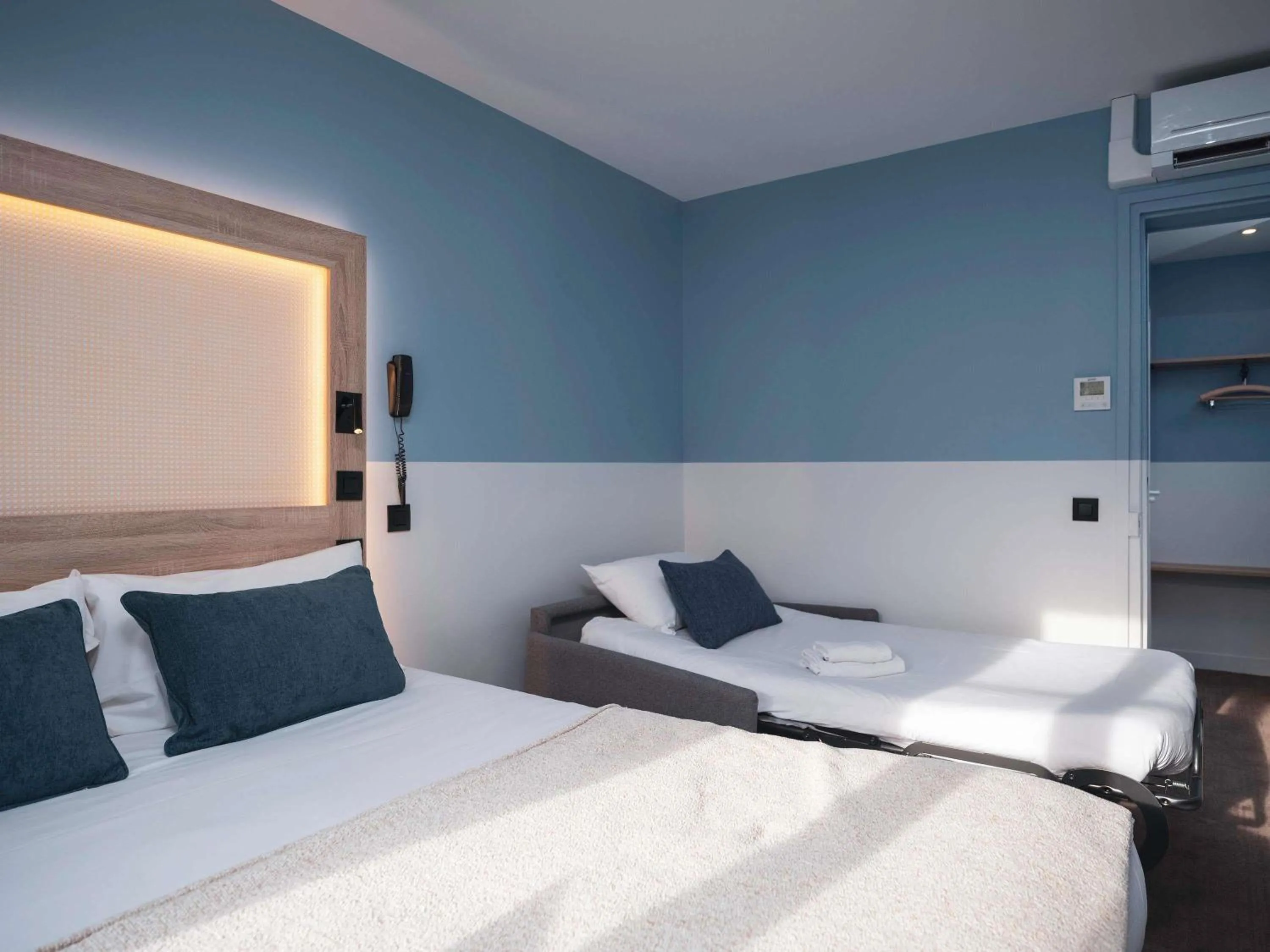 Property building, Bed in ibis Styles Paris Montmartre Nord