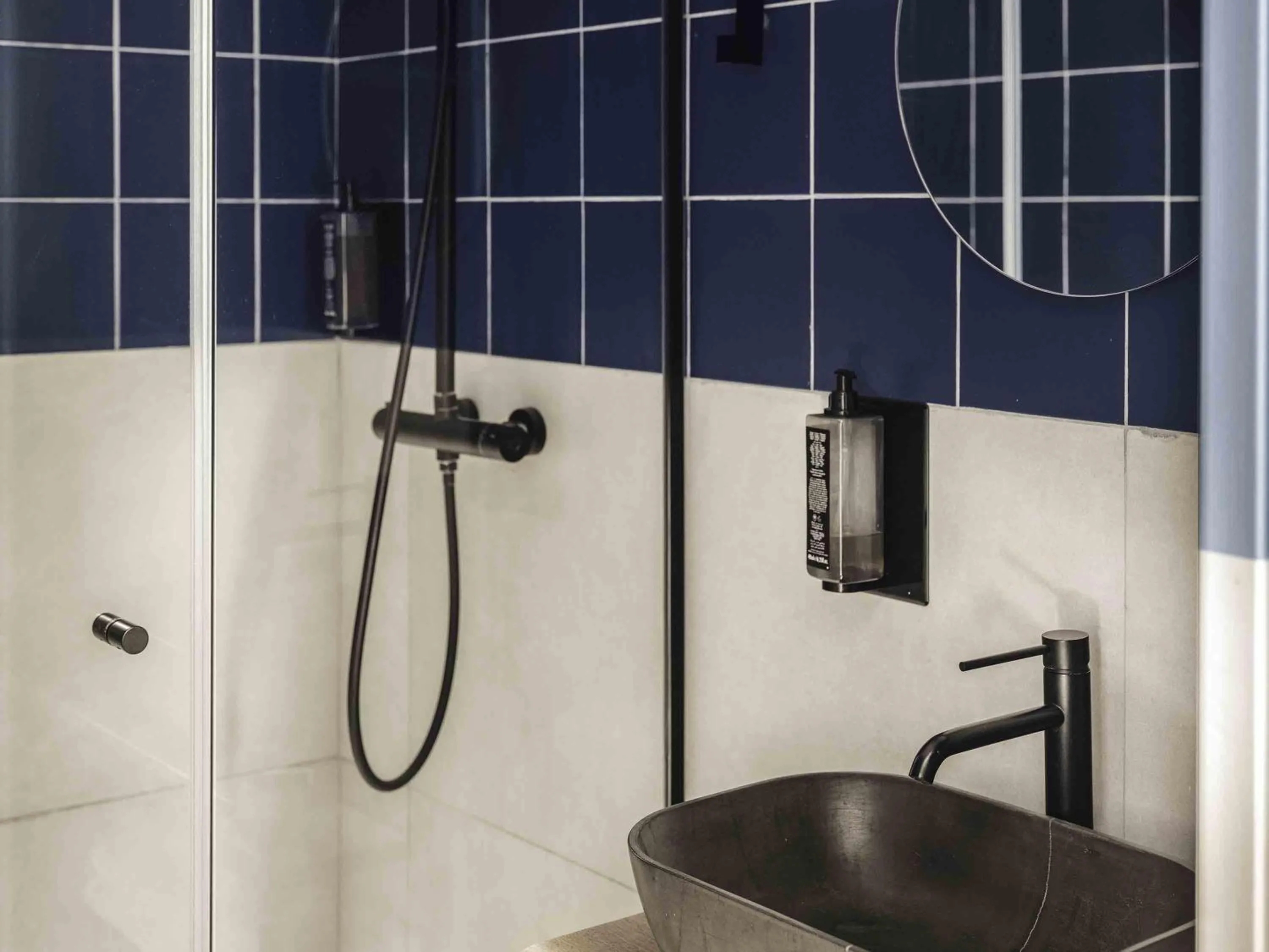 Bedroom in ibis Styles Paris Montmartre Nord