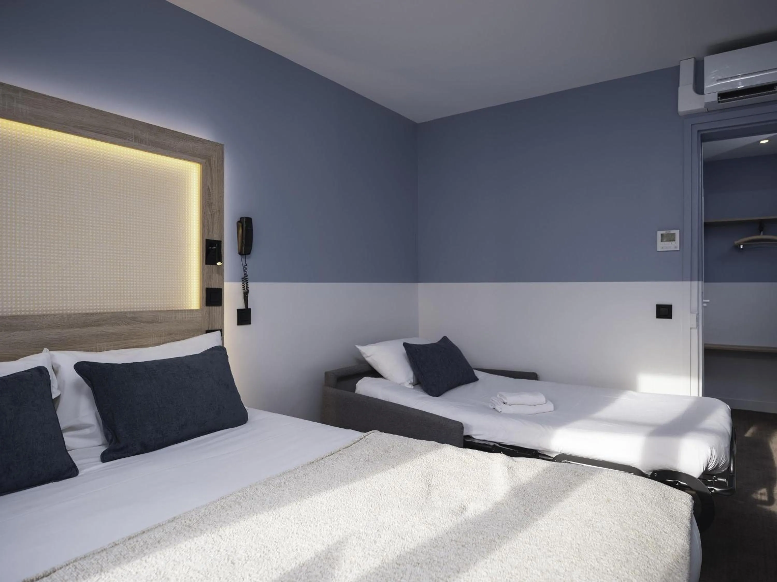 Bedroom, Bed in ibis Styles Paris Montmartre Nord