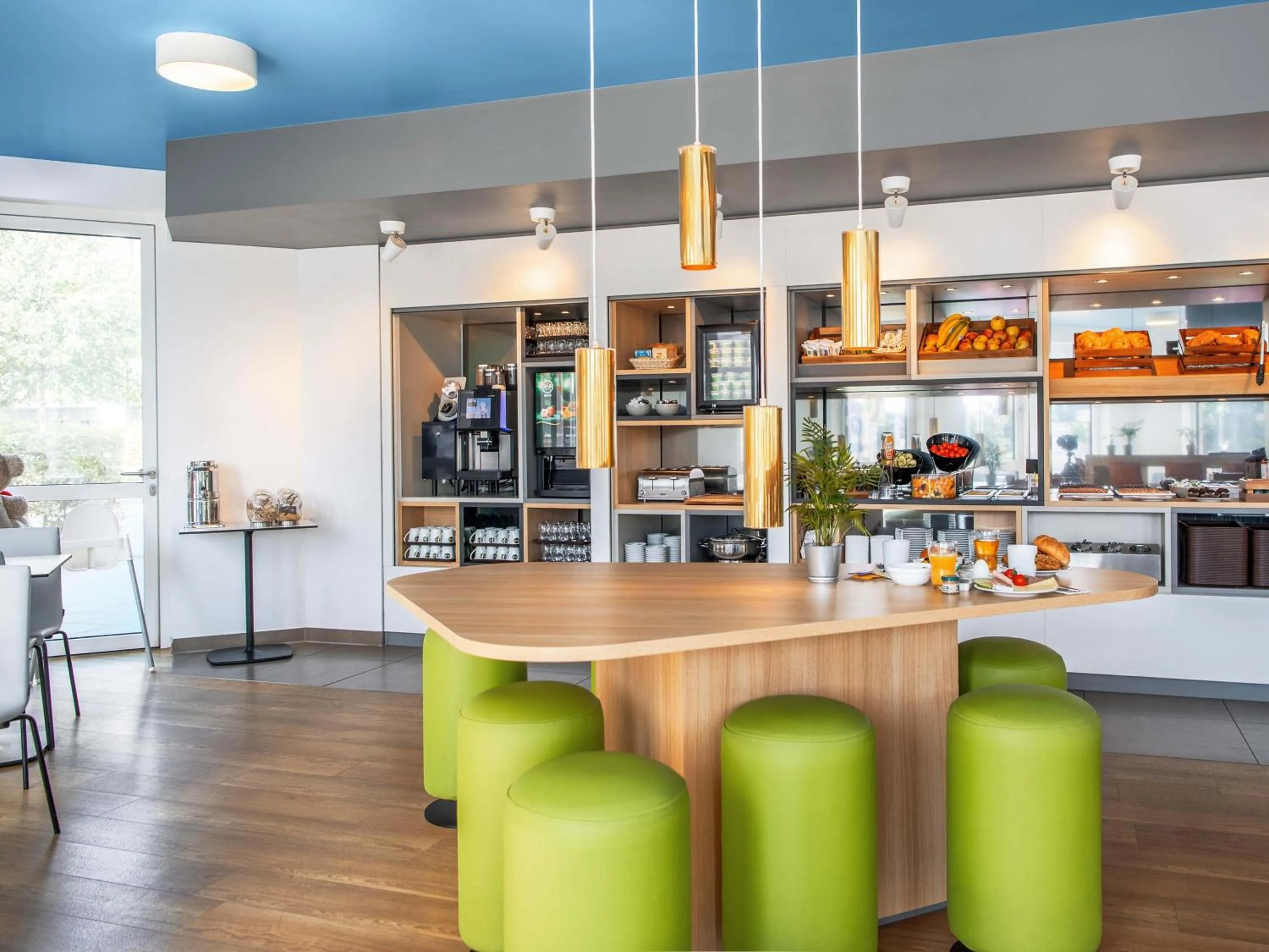 Lounge or bar in B&B Hotel Neu-Ulm