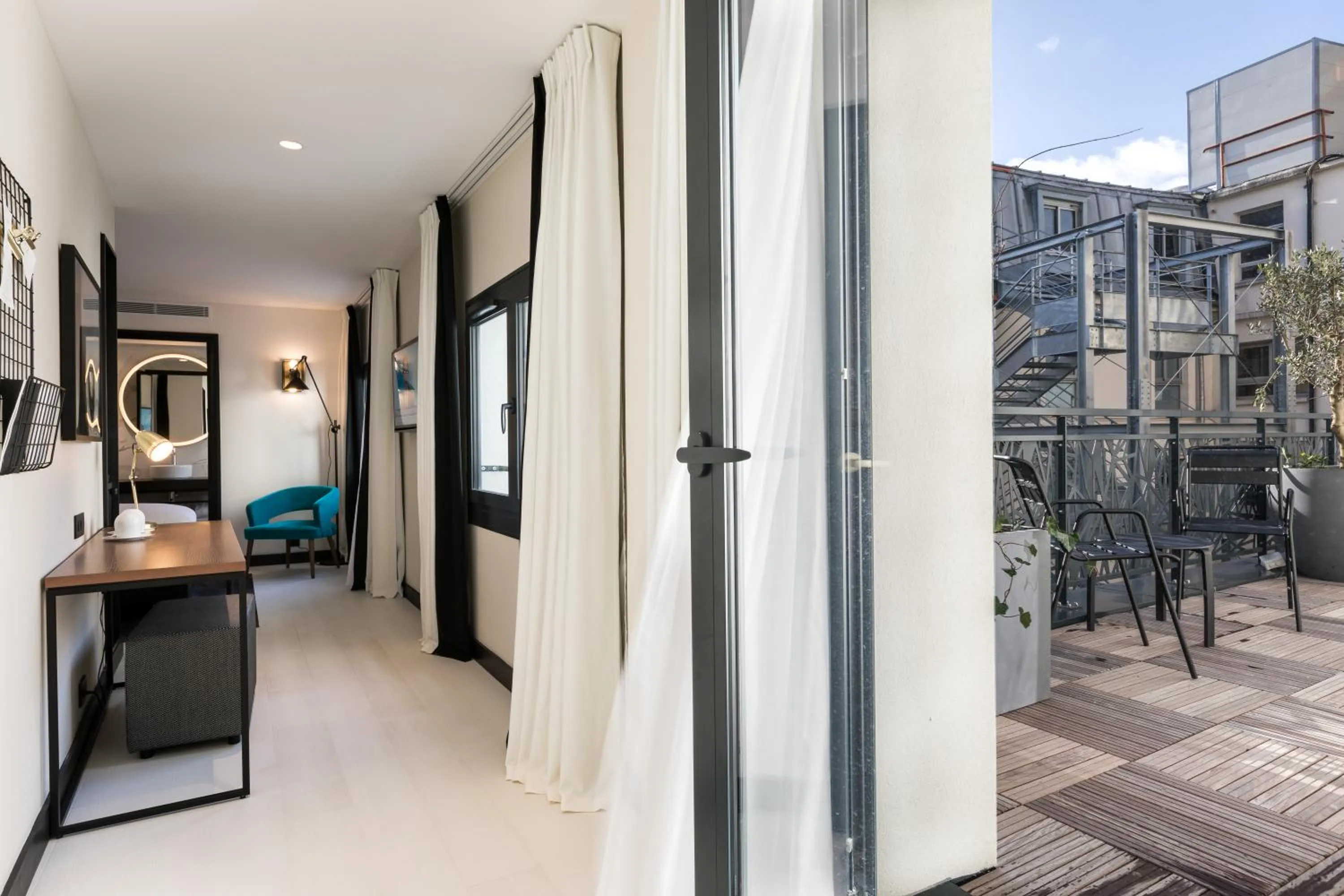 Photo of the whole room in Laz' Hotel Spa Urbain Paris