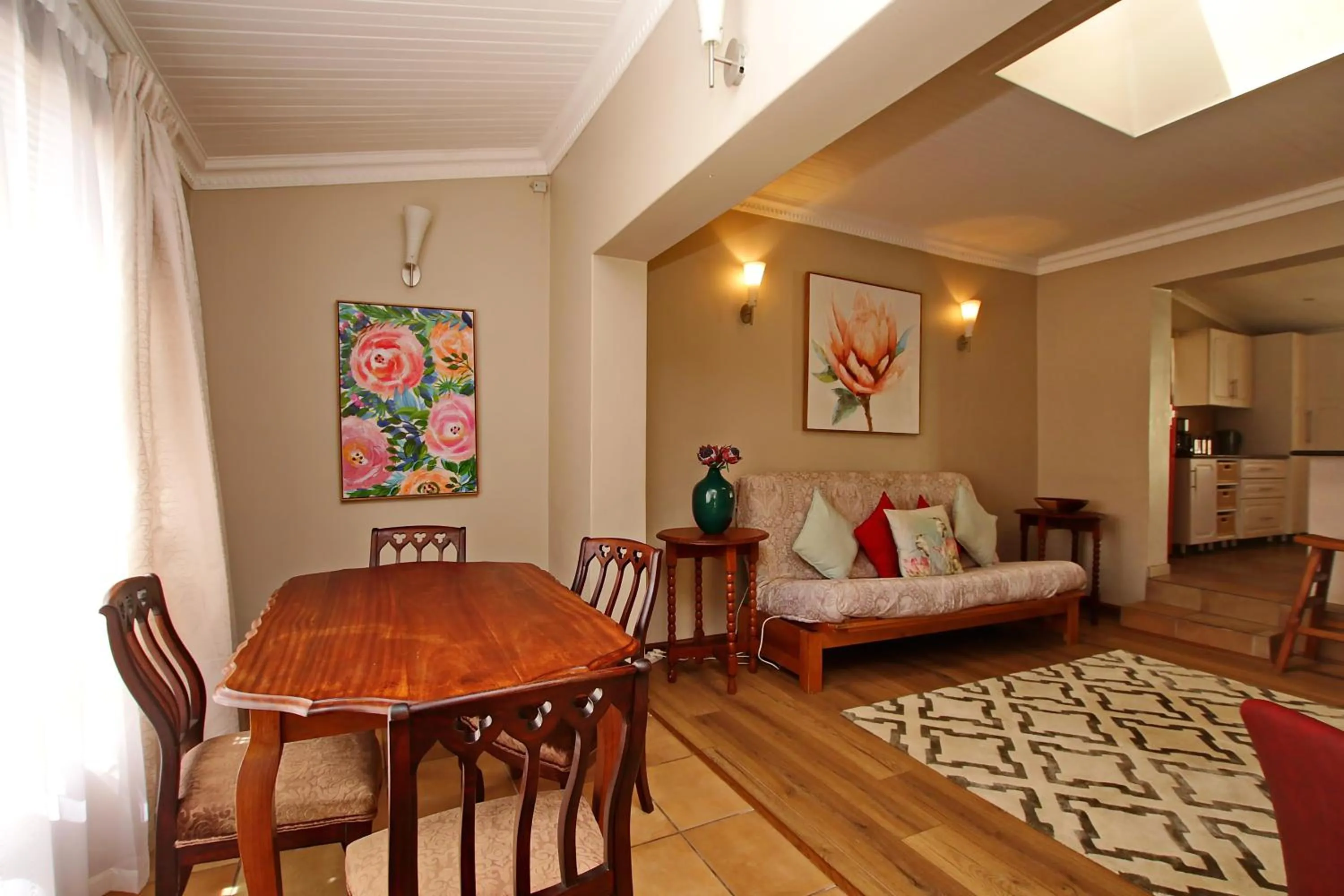 cot in Arum Place Guest House