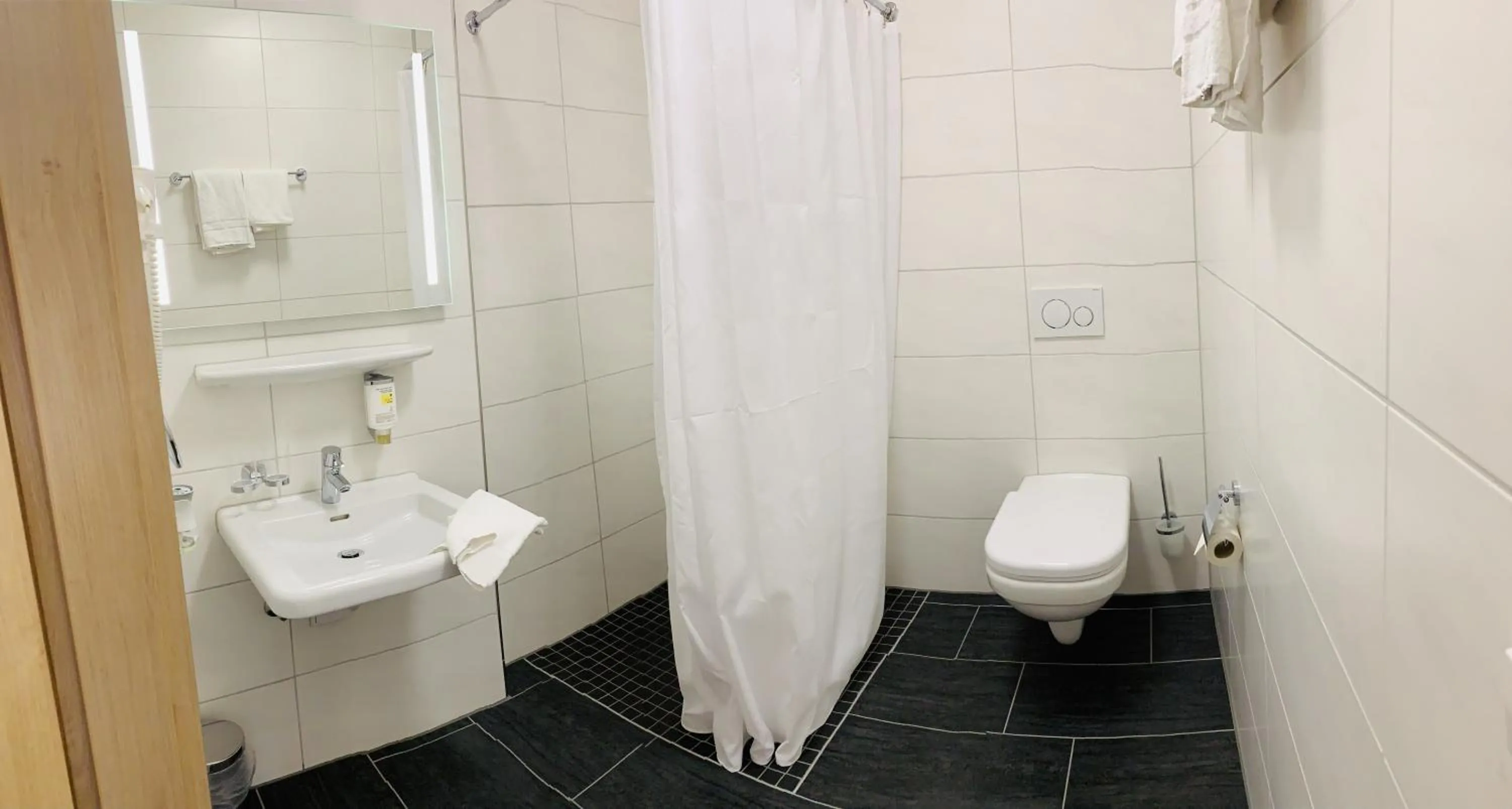 Shower in Garni-Hotel zur Krone