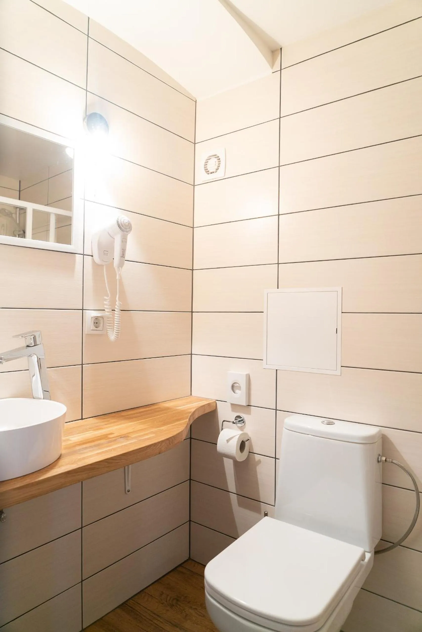 Toilet in Godart Rooms Guesthouse