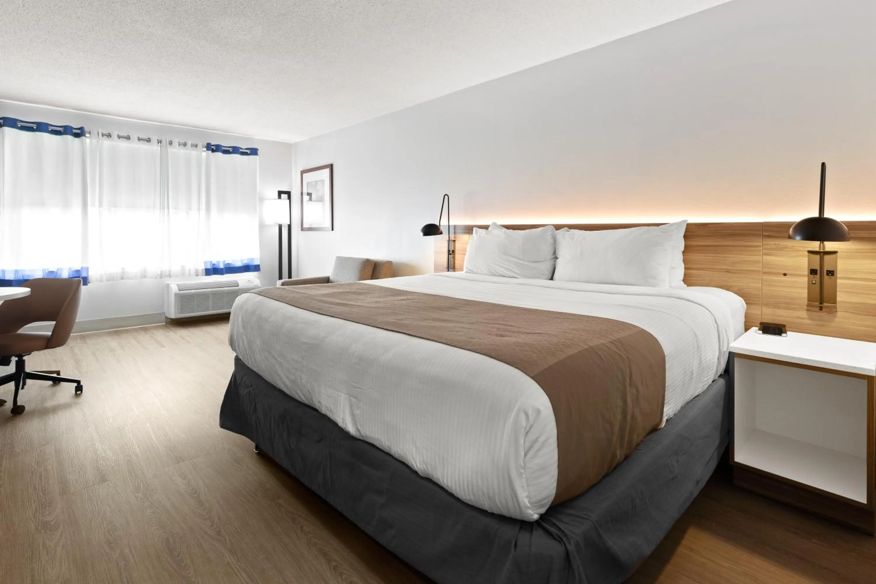 Photo of the whole room, Bed in Wyndham Garden Manassas