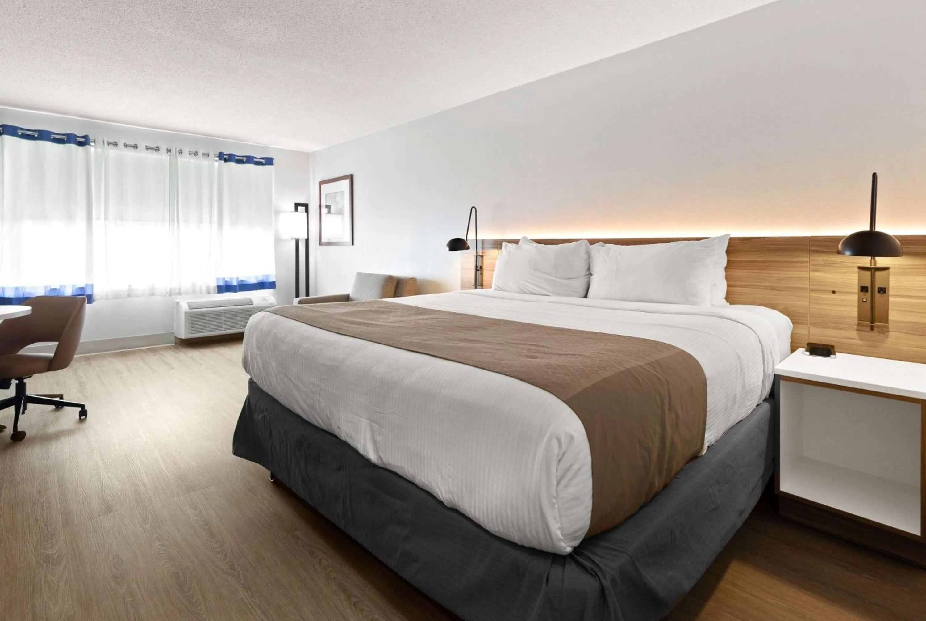 Photo of the whole room, Bed in Wyndham Garden Manassas