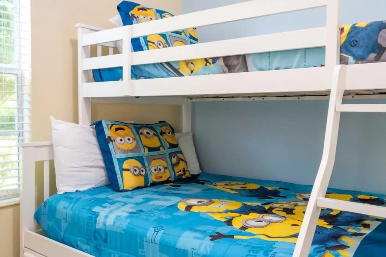 Bed in Five Bedrooms TownHome with Pool 4849