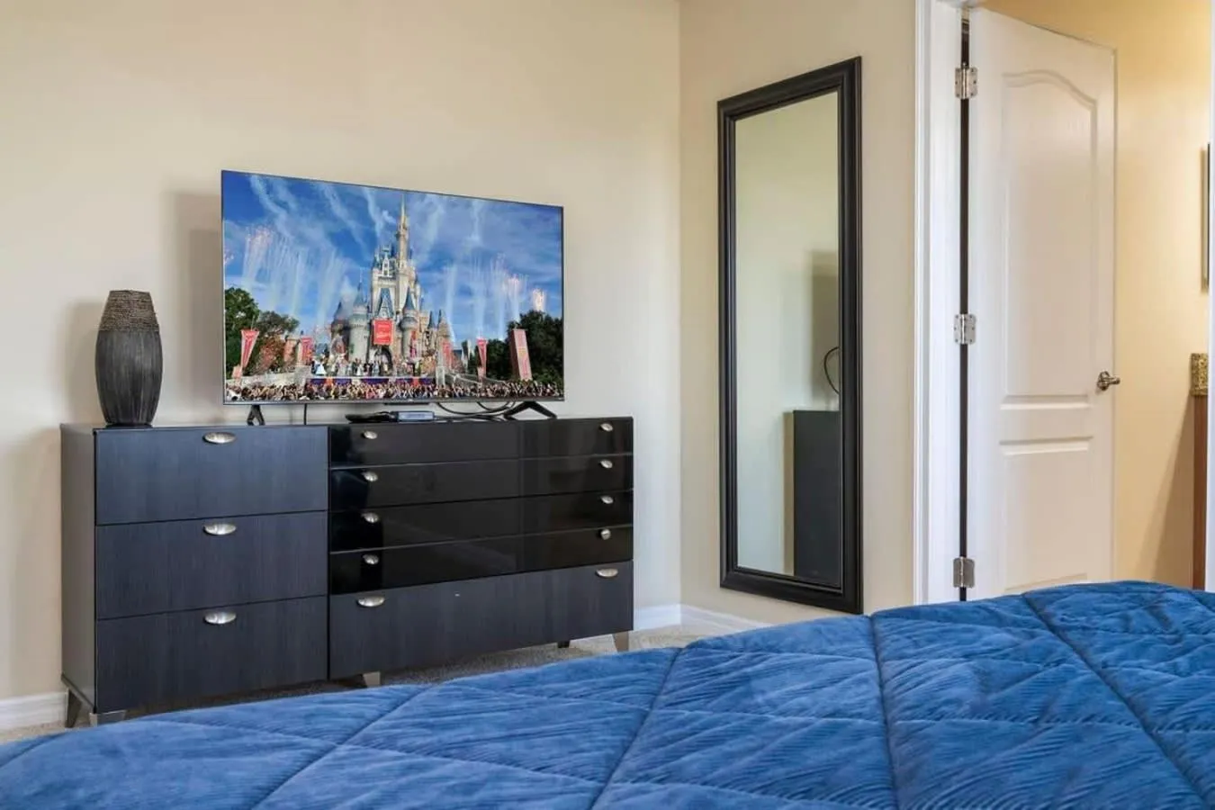 Bed in Five Bedrooms TownHome with Pool 4849