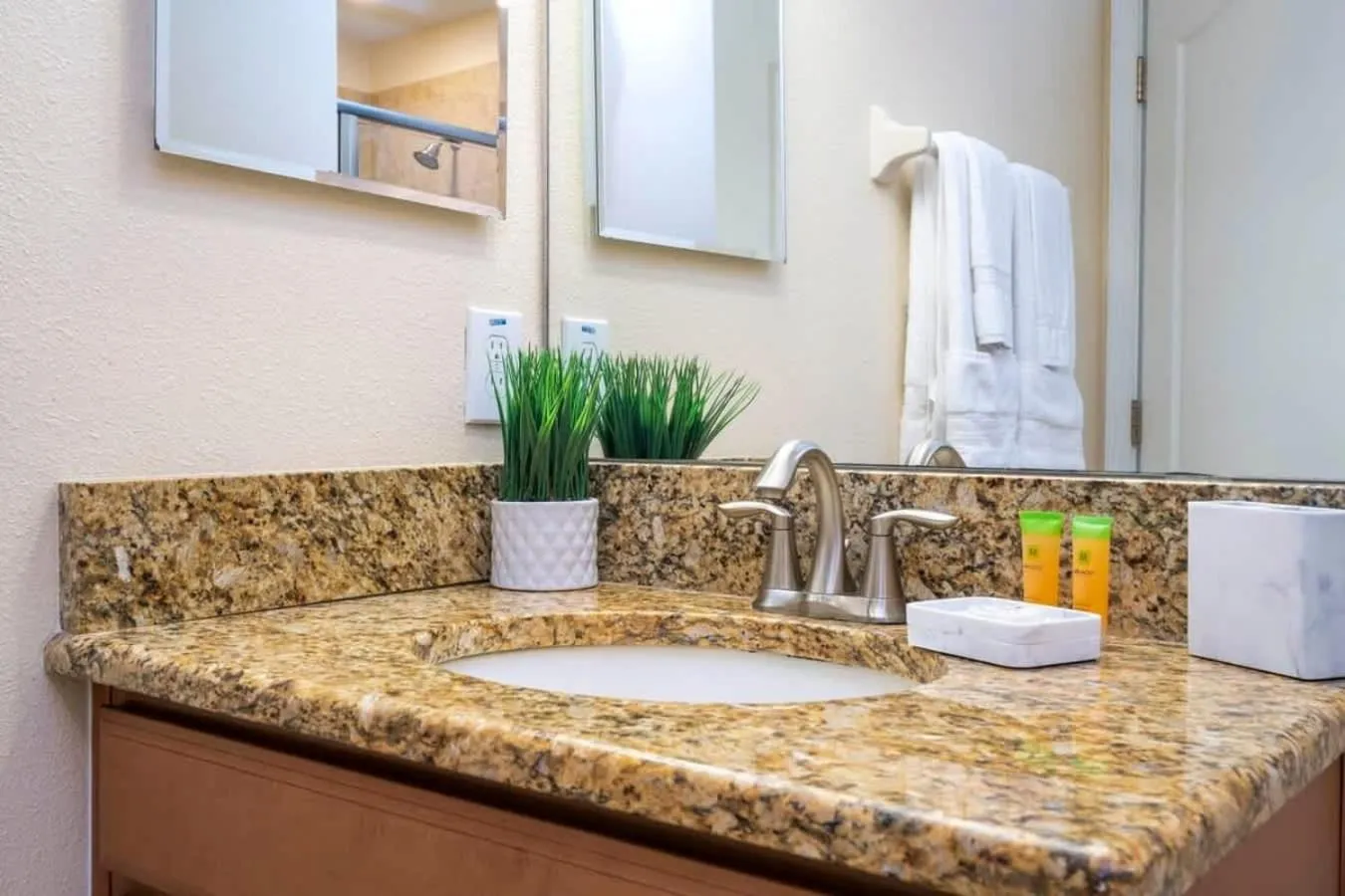 Five Bedrooms TownHome with Pool 4849