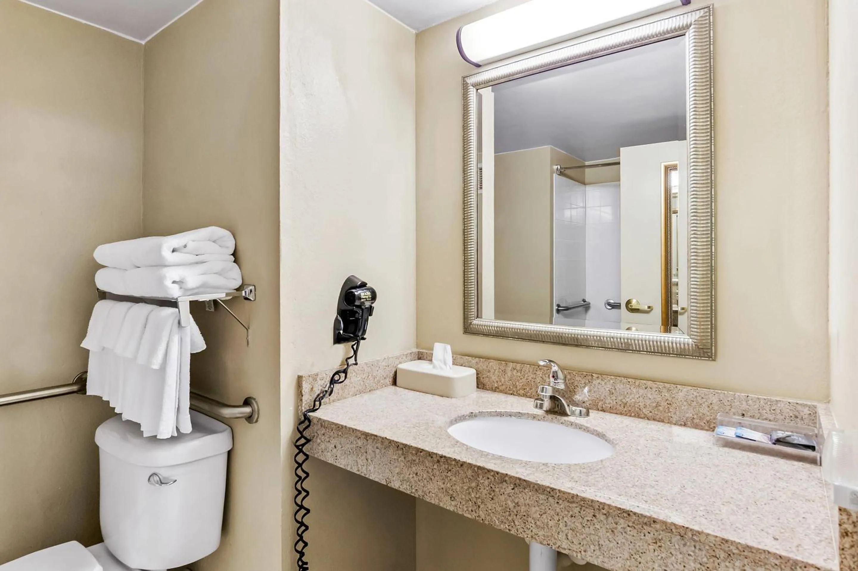 Bedroom in Country Inn & Suites by Radisson, Princeton, WV