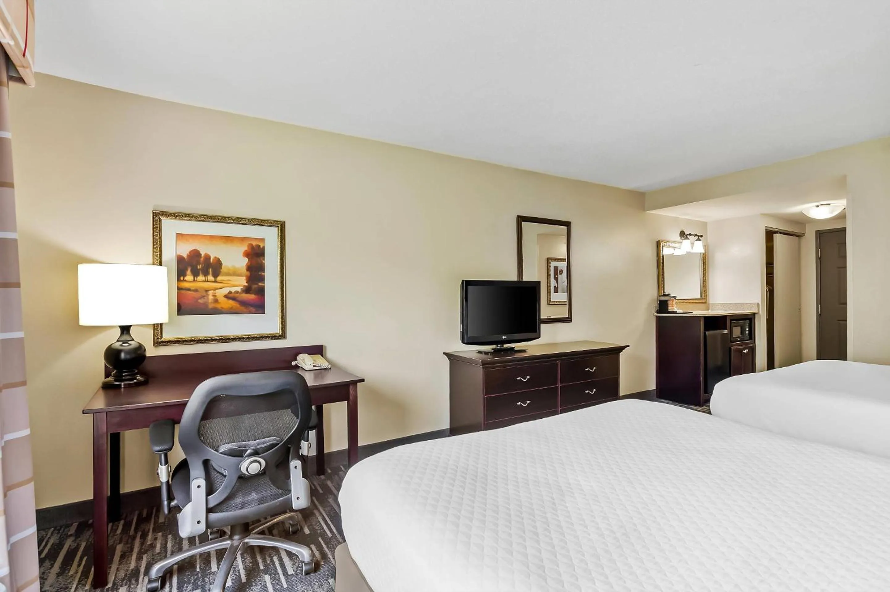 Bedroom, Bed in Country Inn & Suites by Radisson, Princeton, WV
