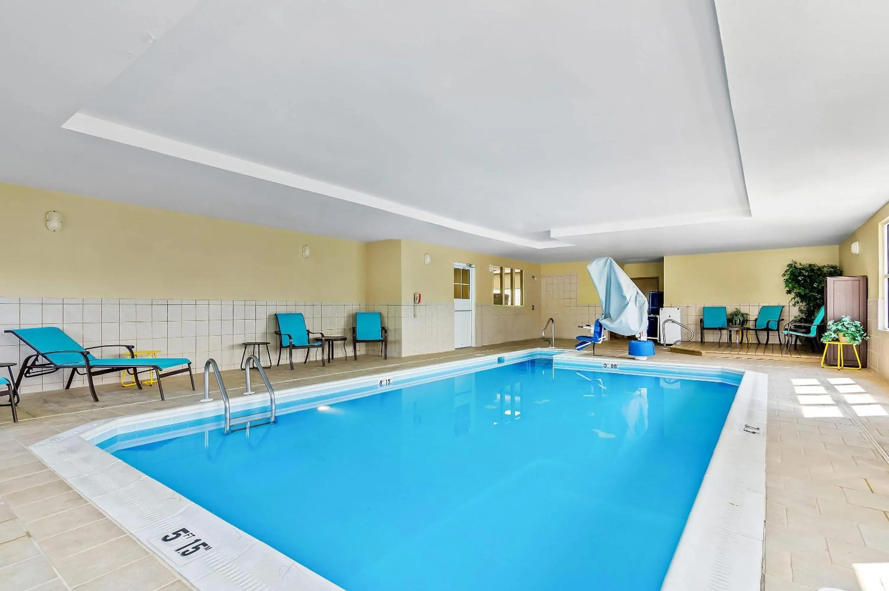 Swimming pool in Country Inn & Suites by Radisson, Princeton, WV