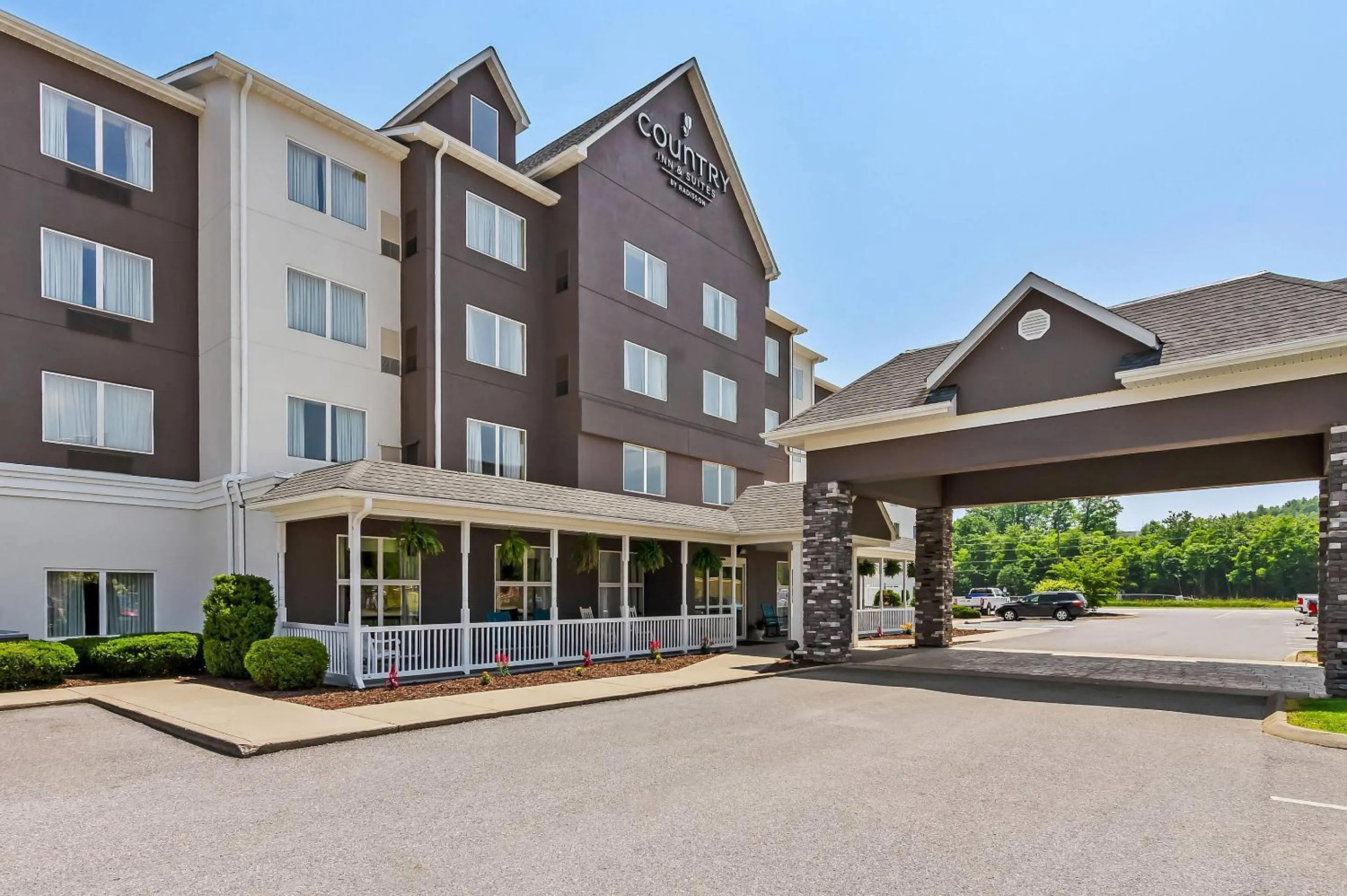 Property building in Country Inn & Suites by Radisson, Princeton, WV