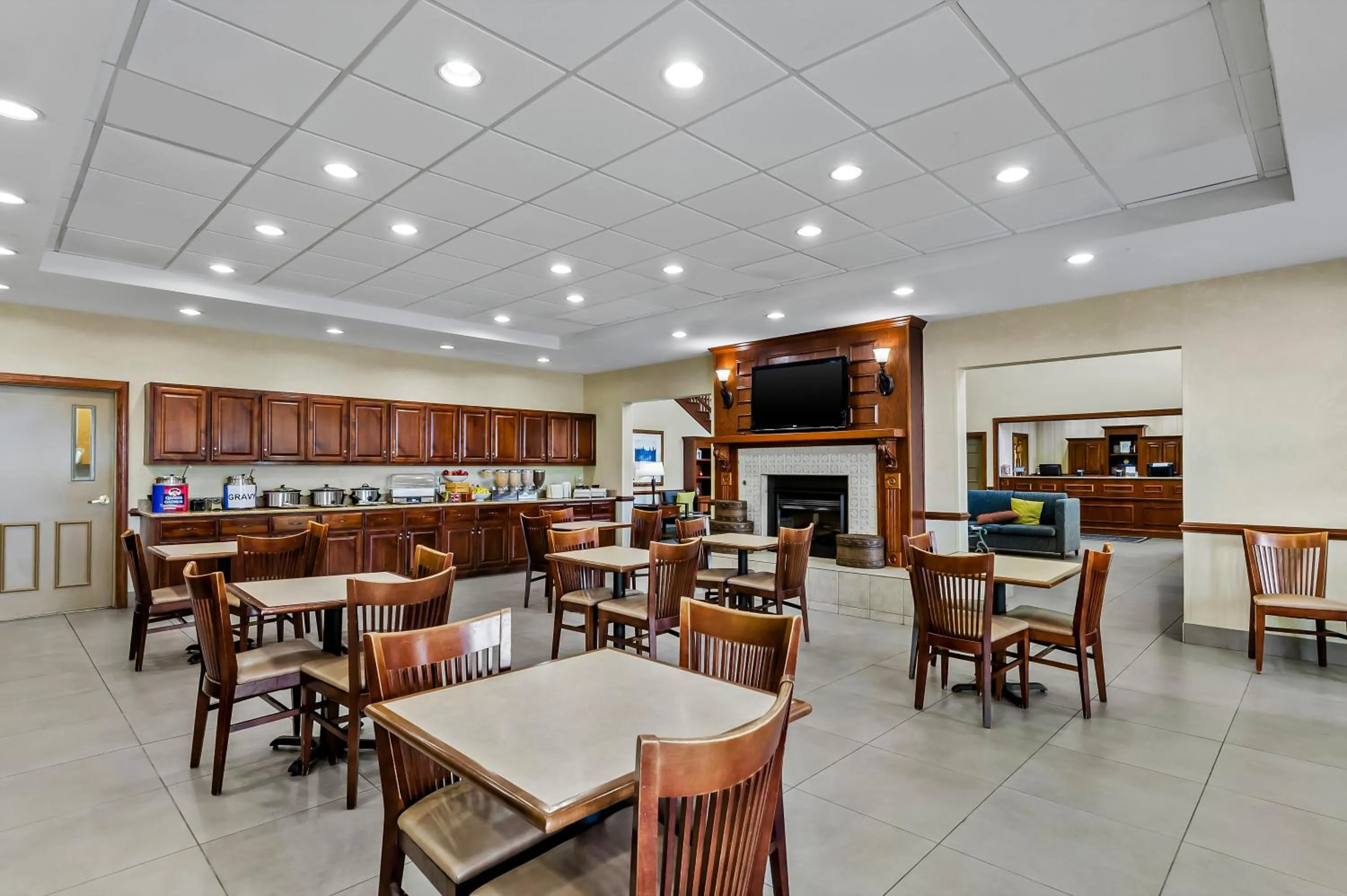 Breakfast in Country Inn & Suites by Radisson, Princeton, WV