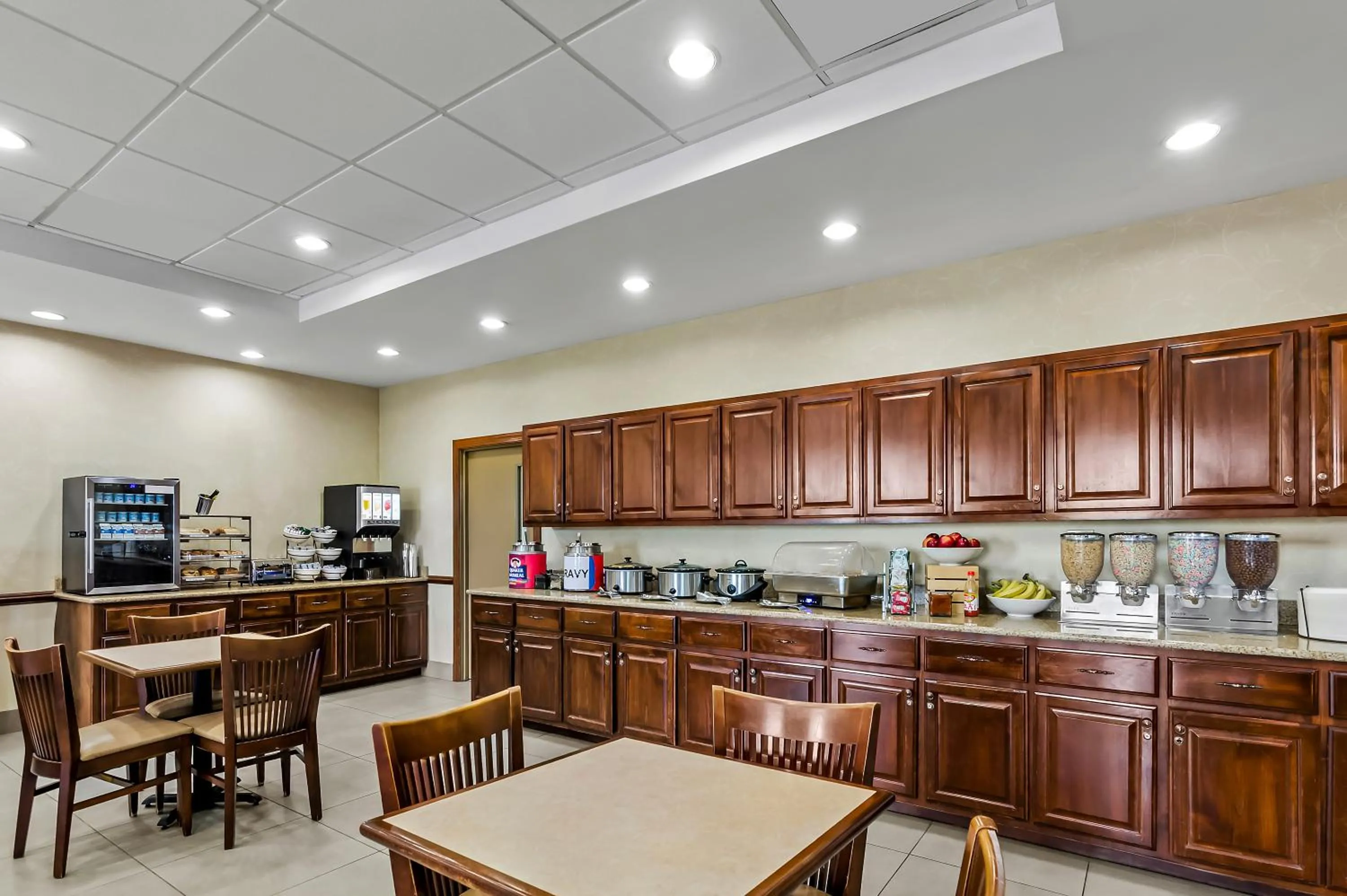 Breakfast in Country Inn & Suites by Radisson, Princeton, WV