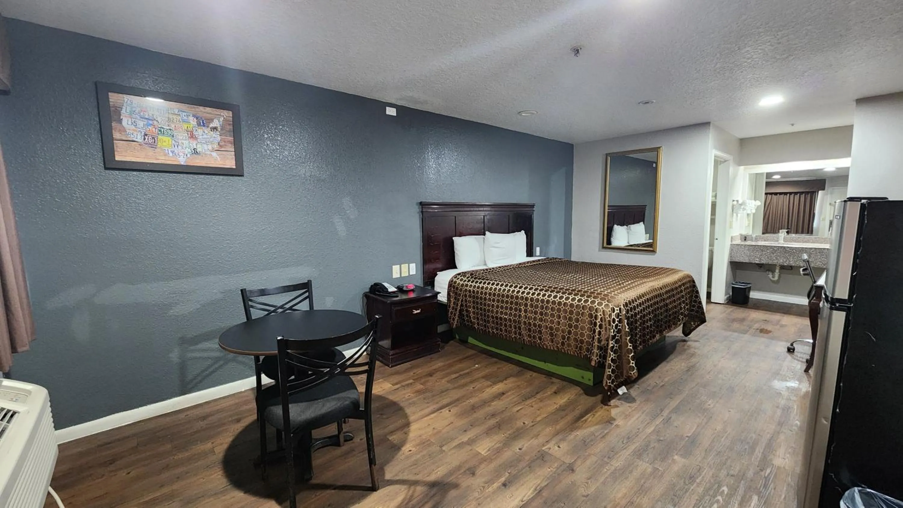 Photo of the whole room, Bed in Express Inn Hobby Airport