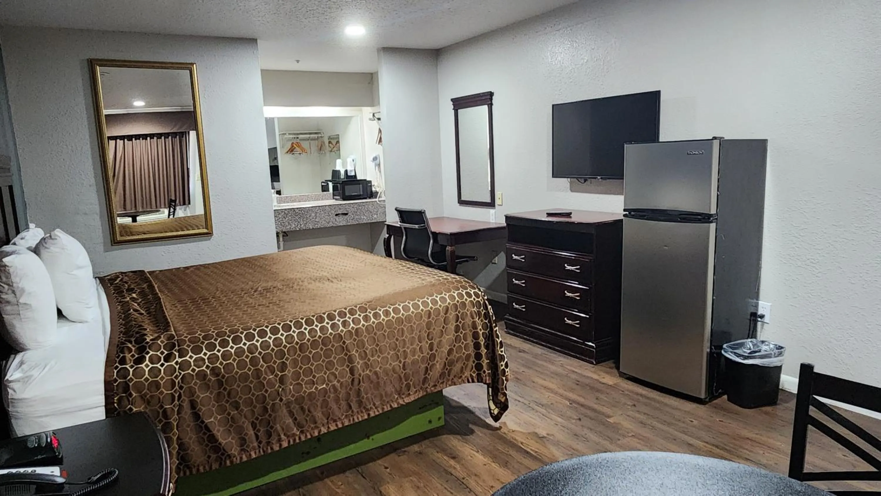 Bed in Express Inn Hobby Airport