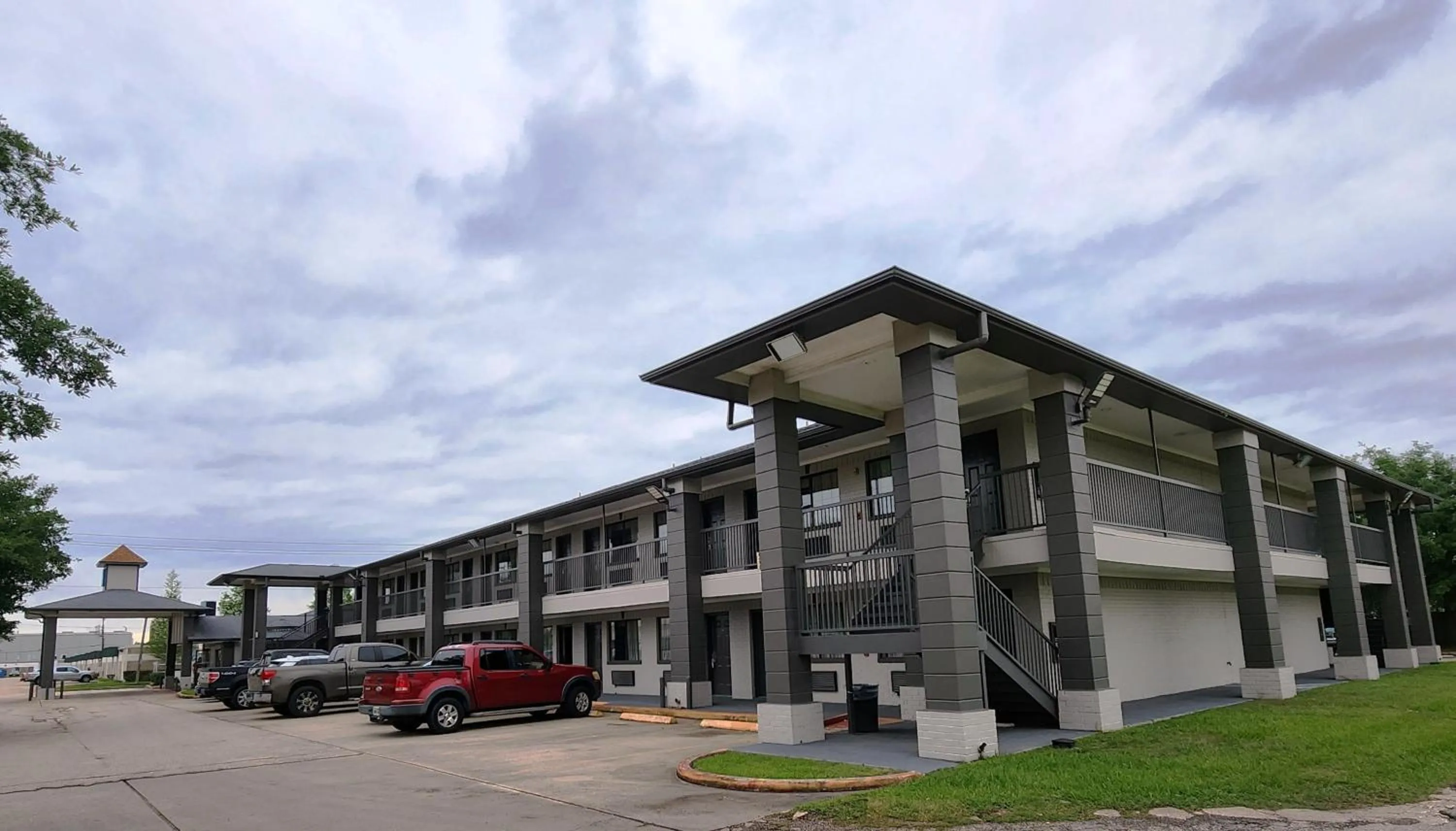 Property building in Express Inn Hobby Airport